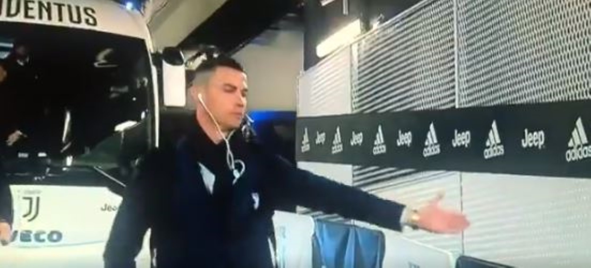 VÍDEO | La prepotente broma de Cristiano con los aficionados por el coronavirus