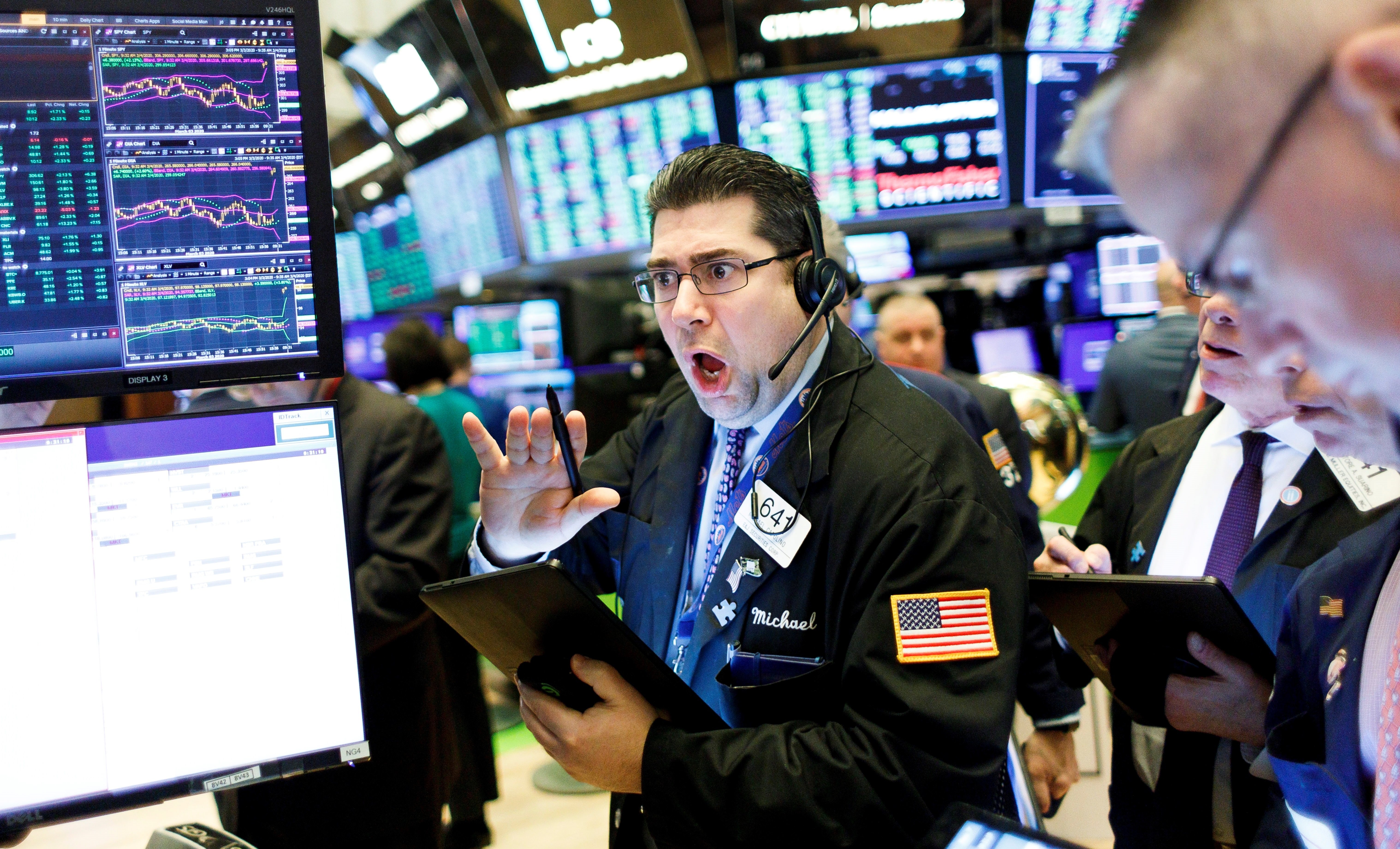 Wall Street tanca durant 15 minuts per frenar el pànic després de caure un 7%