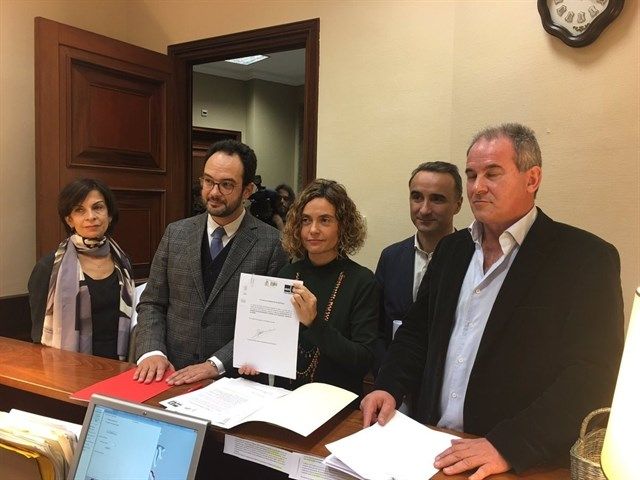 ¿Un DNI, pasaporte y carnet de conducir en catalán para andaluces y extremeños?