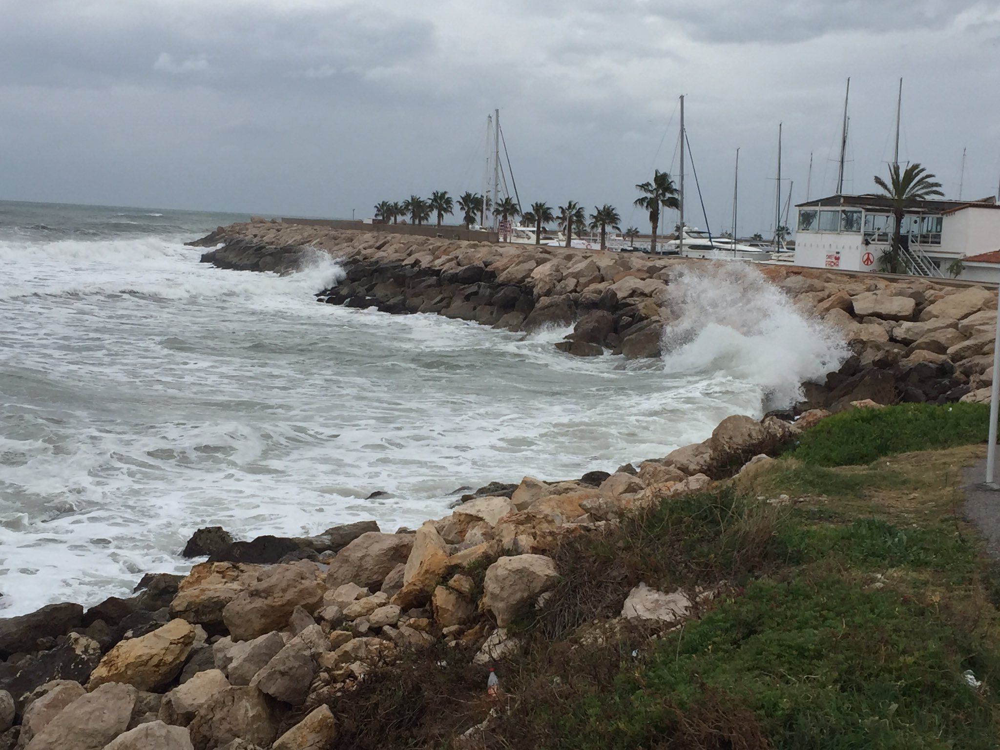 El litoral catalán sufre los efectos del tercer gran temporal del invierno