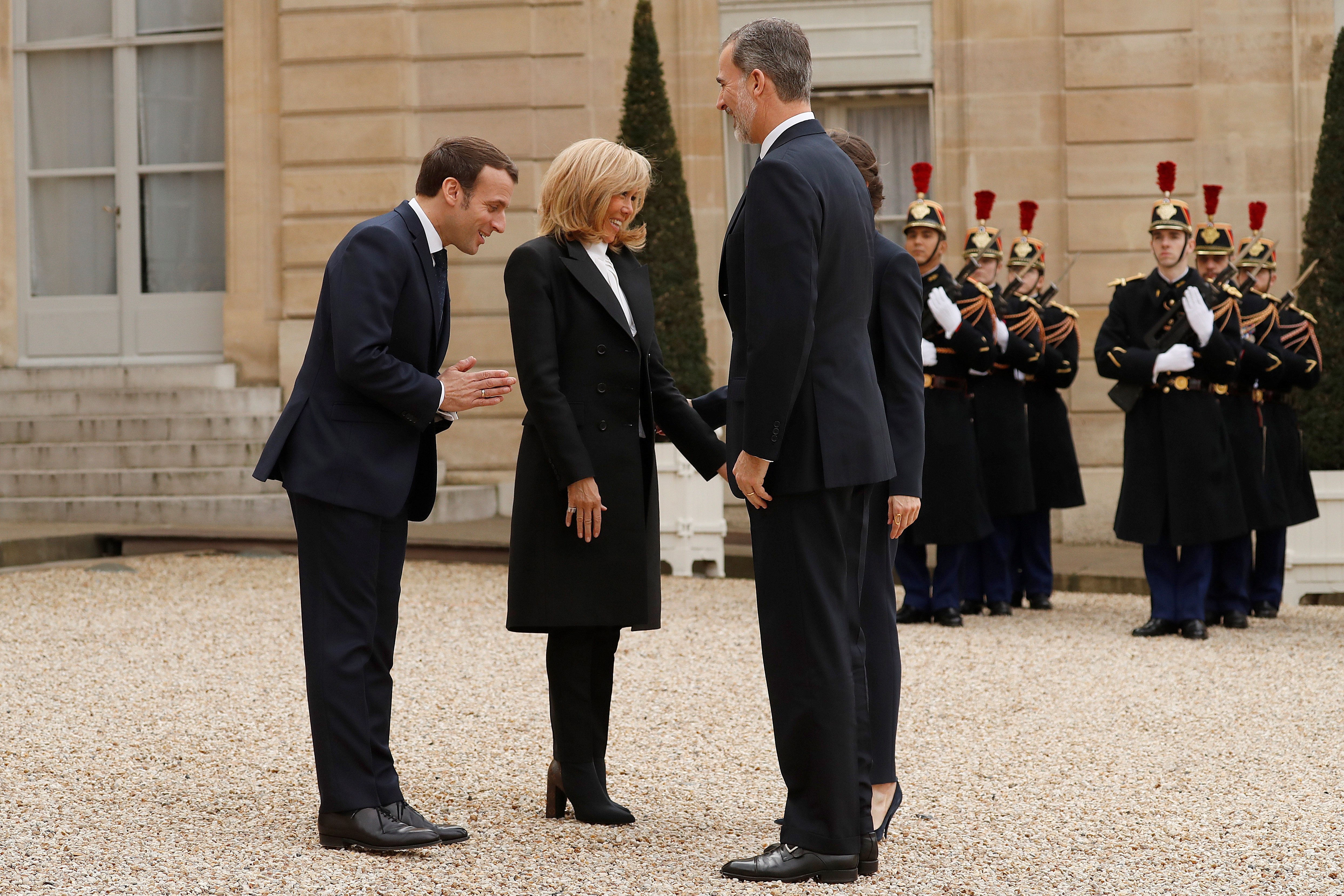 La imagen de desbarajuste de Madrid llega al Elíseo: la cobra de Macron a Felipe VI