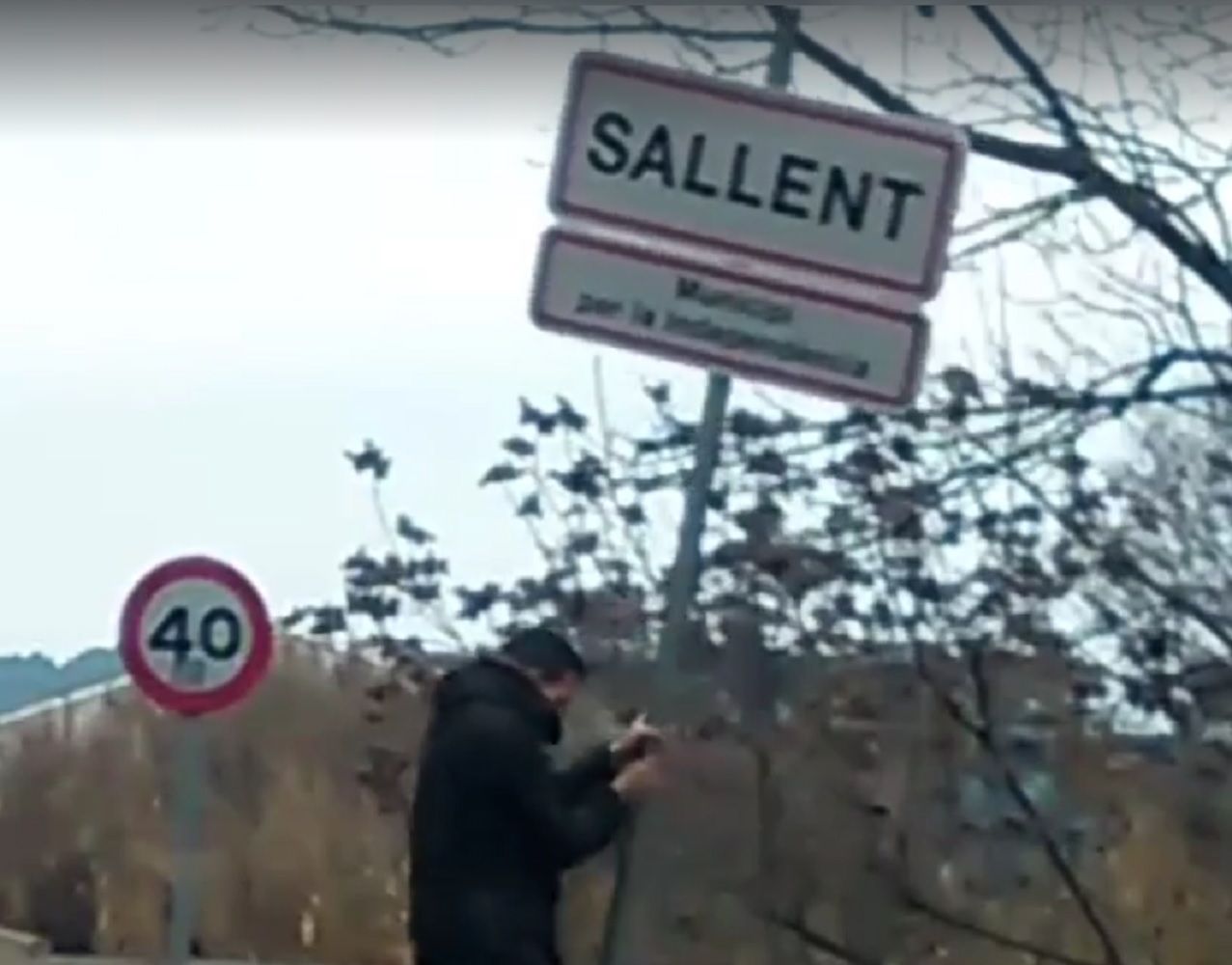 Un vídeo identifica al autor del derrumbe de un cartel independentista en Sallent