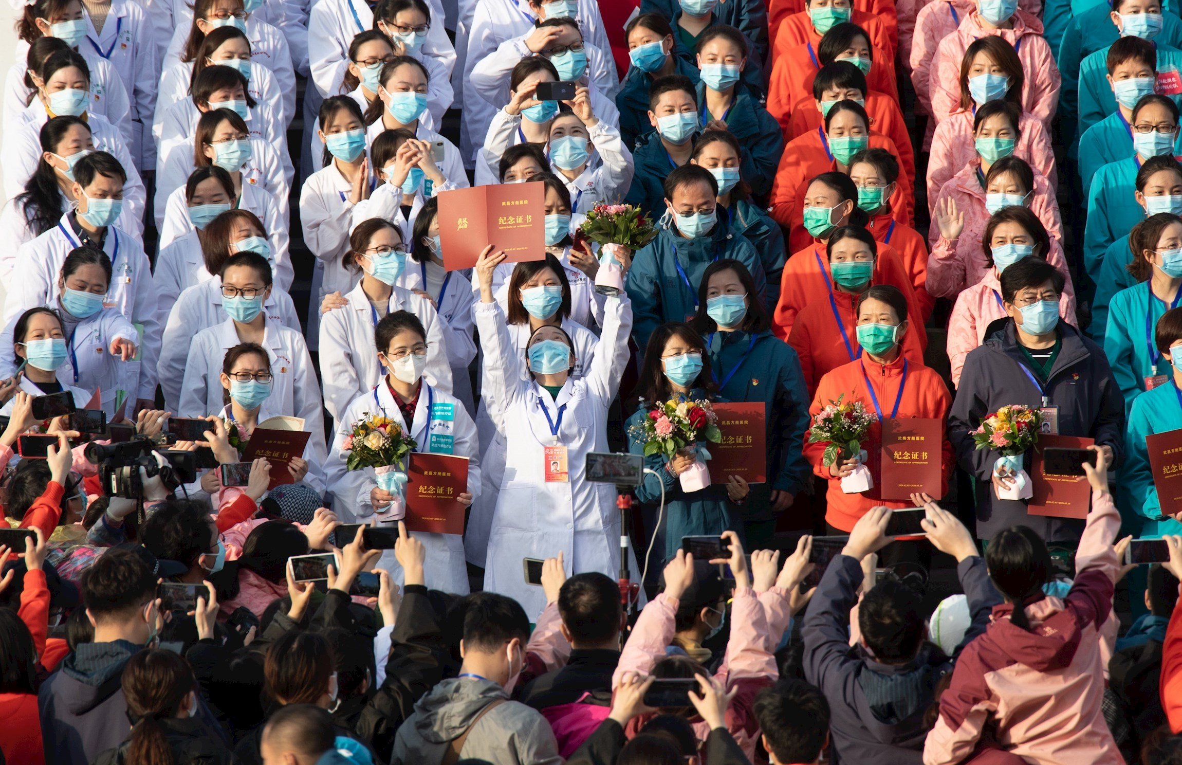 China da por superado el pico de transmisiones de coronavirus