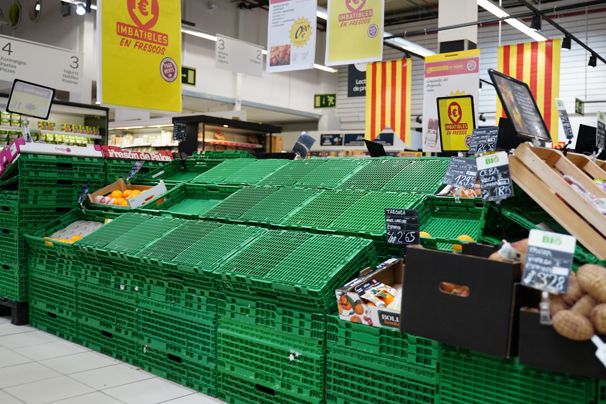 Els supermercats d'Igualada, sobrepassats: "Falten mans per reposar prestatges"
