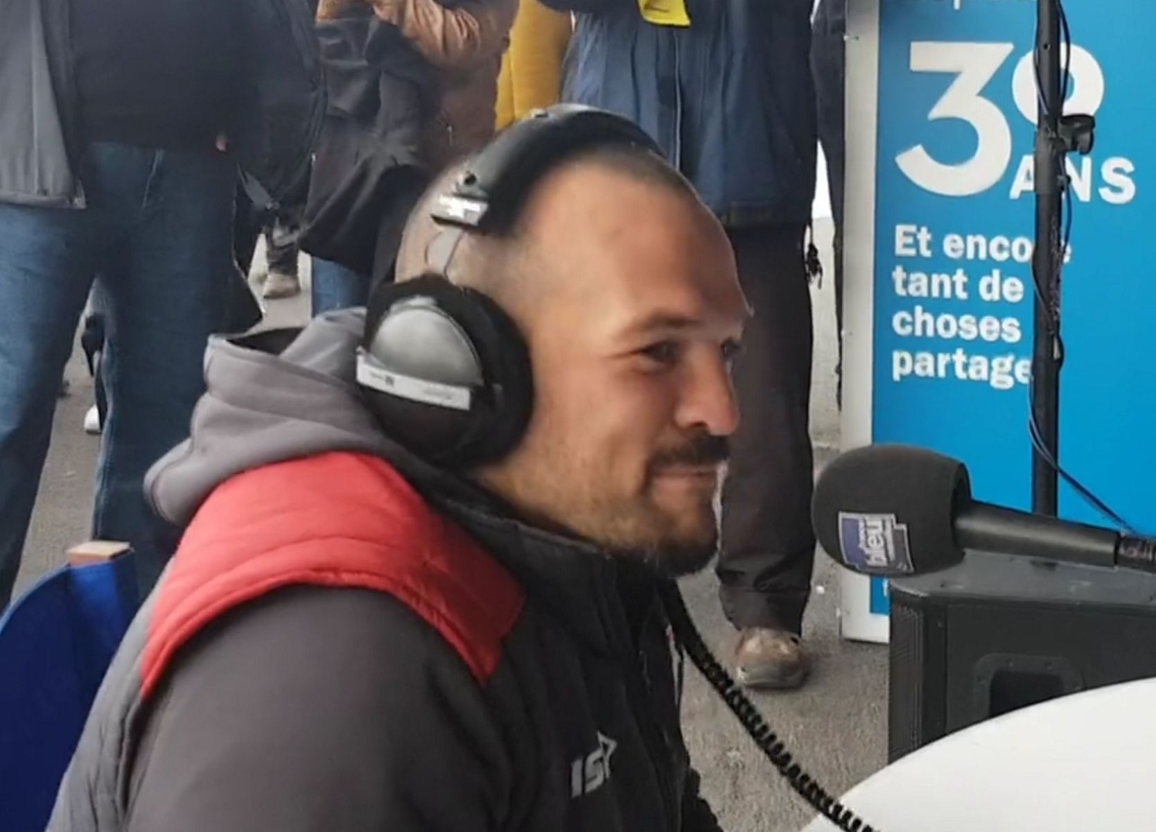 Un jugador de rugby de Nueva Zelanda canta 'Els segadors' en la radio pública de Francia
