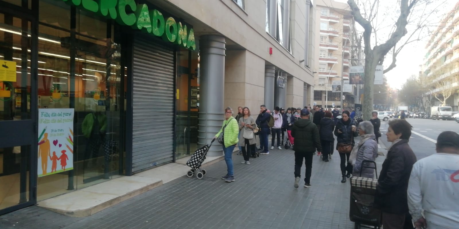 Coronavirus | Els Mossos demanen evitar aglomeracions en establiments