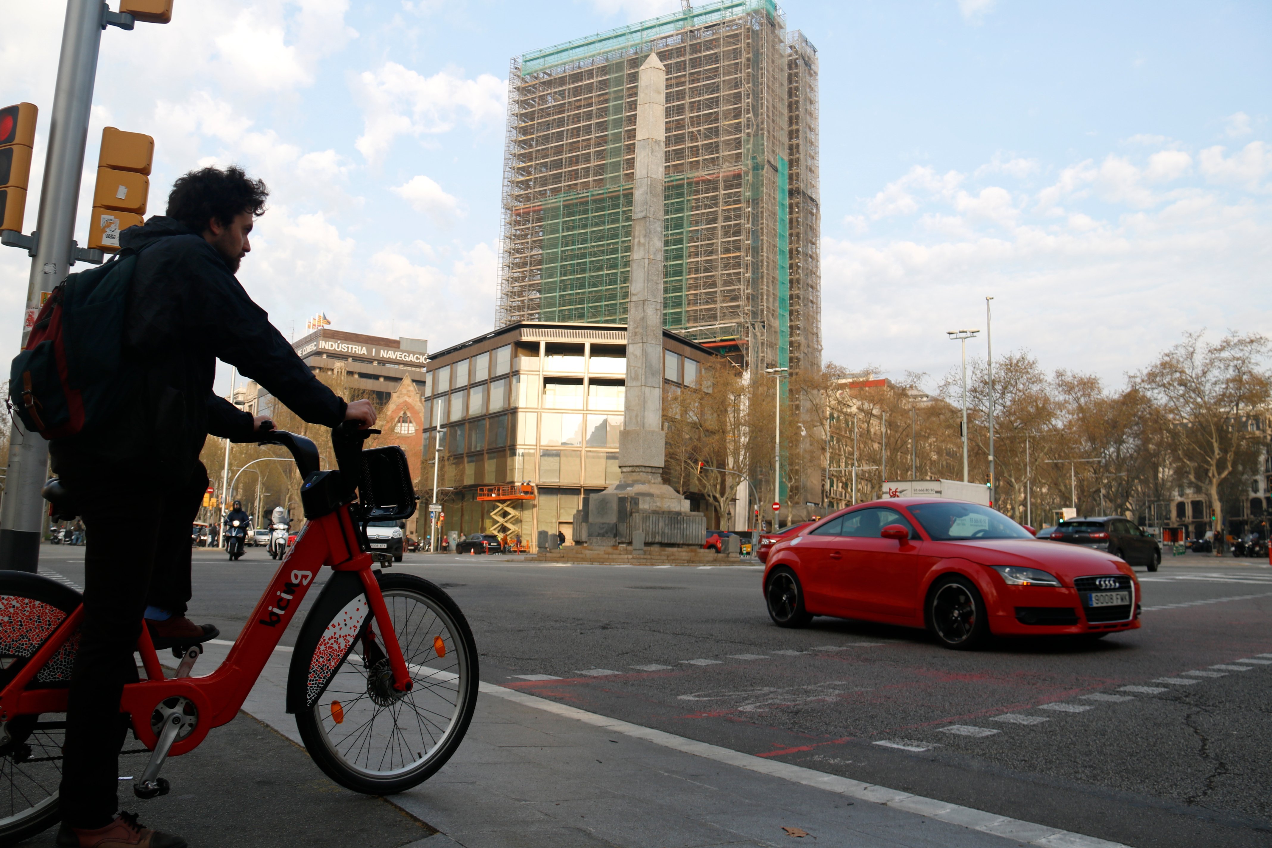 El trànsit de les entrades i sortides de Barcelona baixa un 15,1% en hora punta