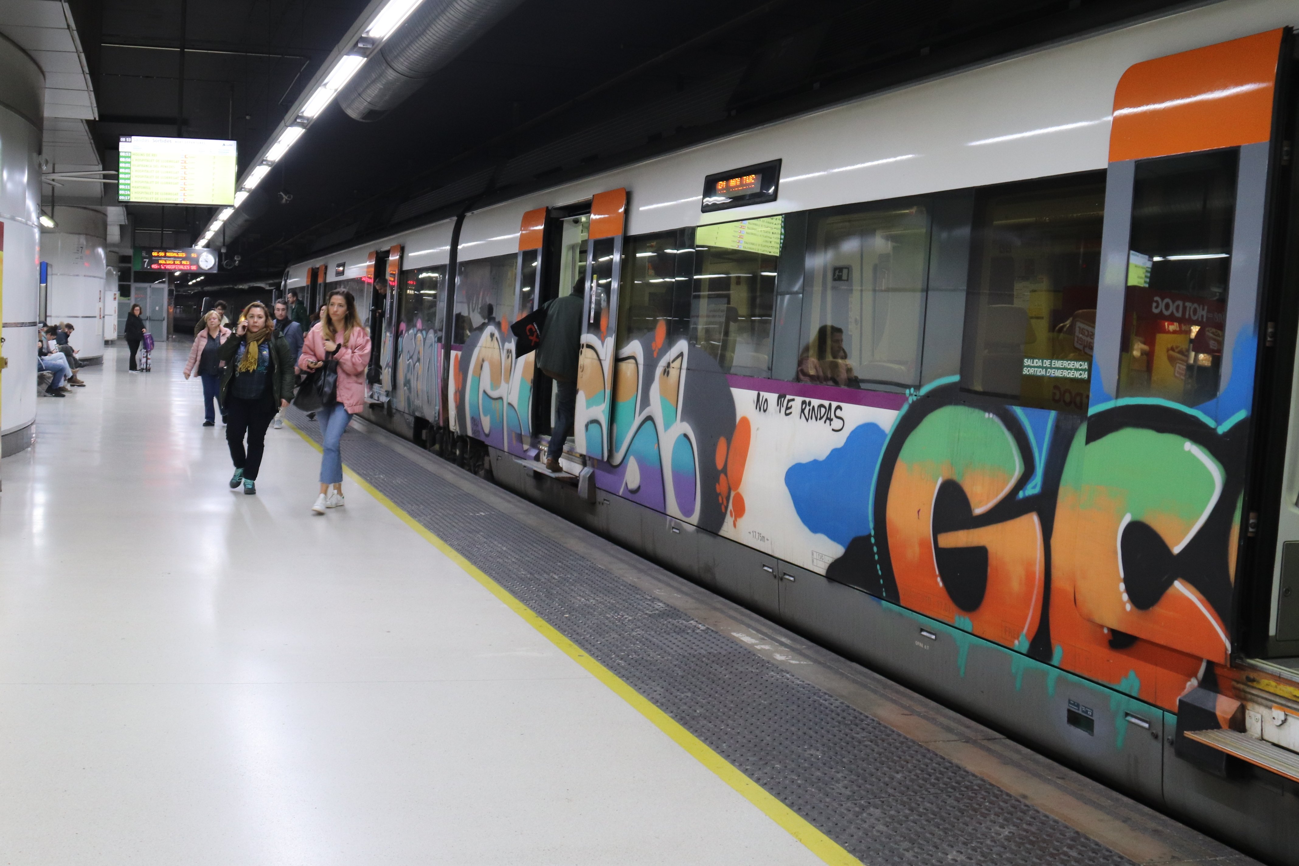 El transporte público de Barcelona baja el ritmo en el primer día sin escuelas