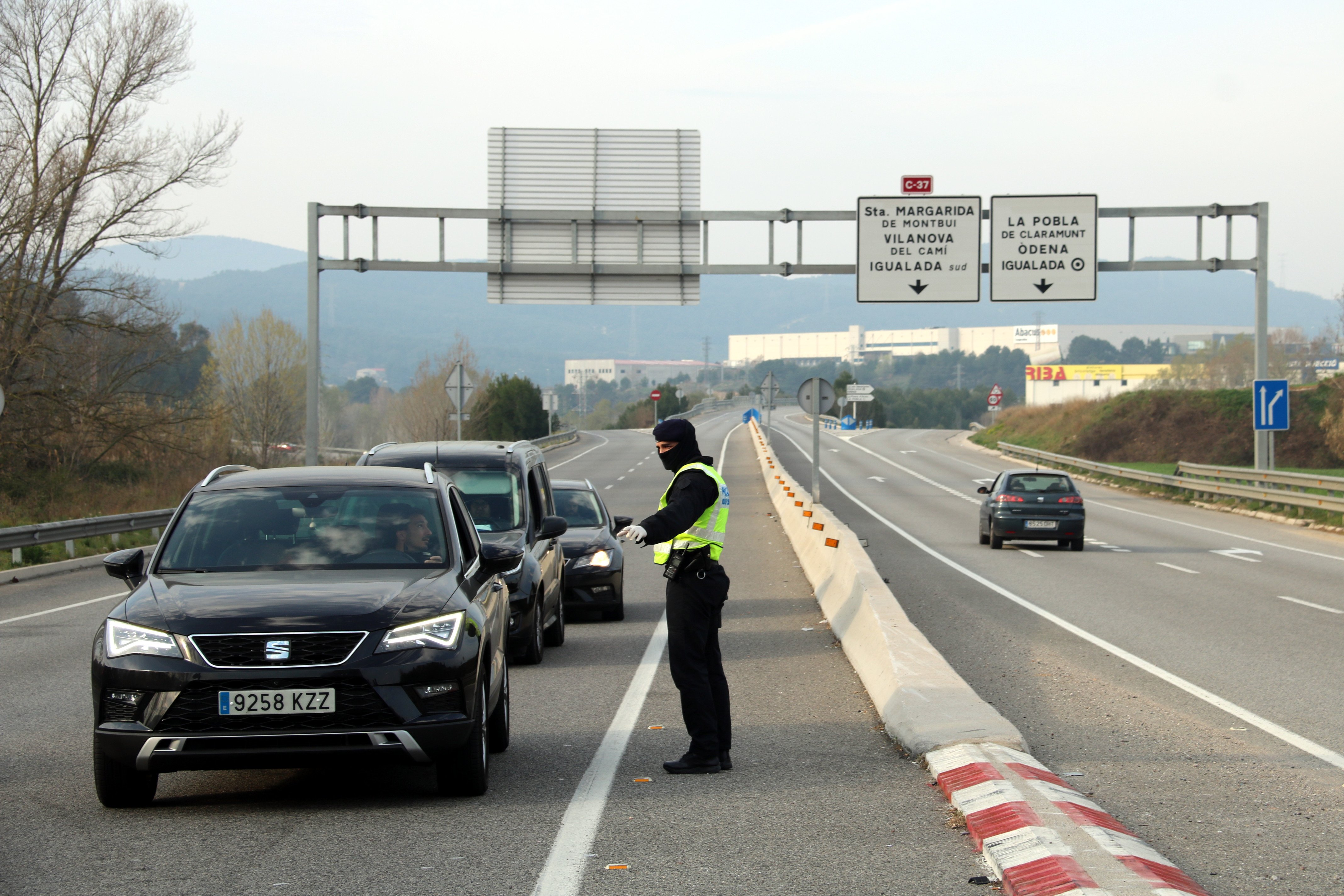 Igualada: calles vacías, mercados abiertos y colas de coches