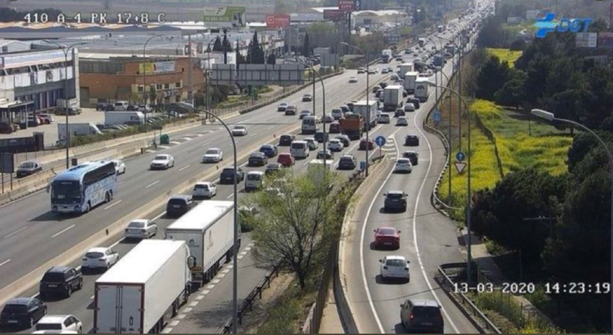 Atasco de coches madrileños en las vías de València y Andalucía en plena crisis