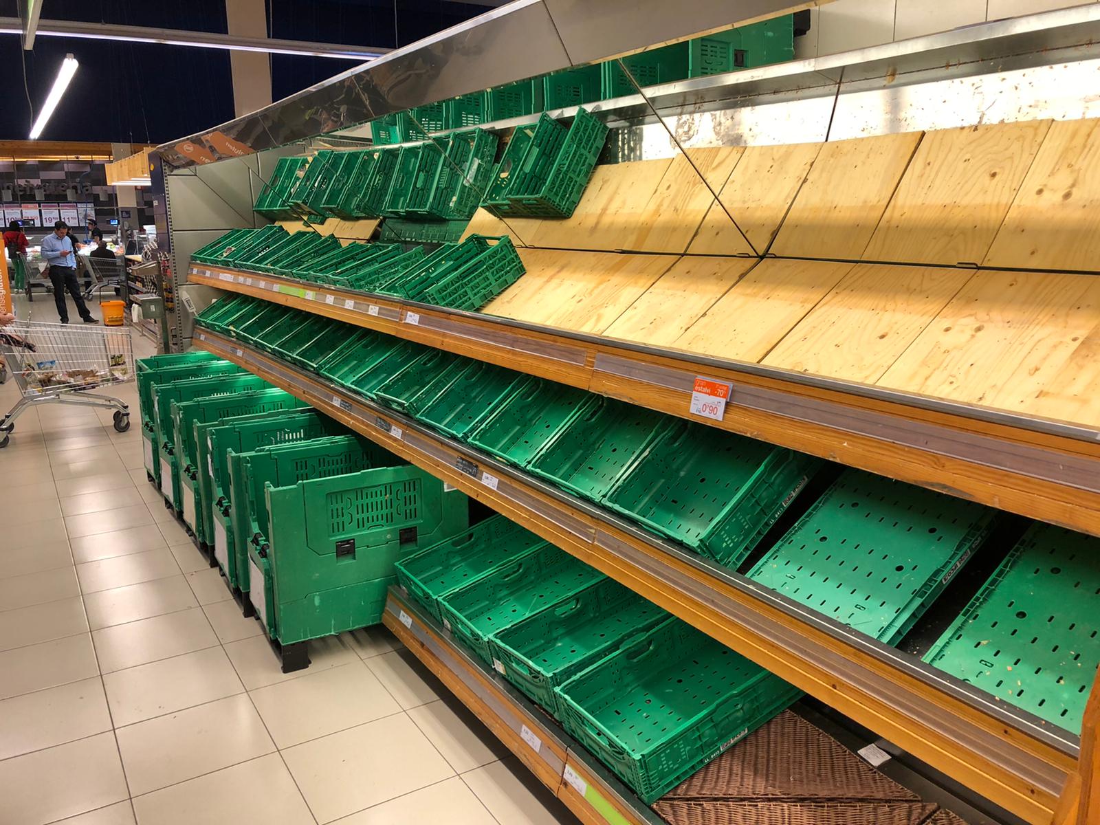 La alarma por el coronavirus vacía los estantes de los supermercados catalanes