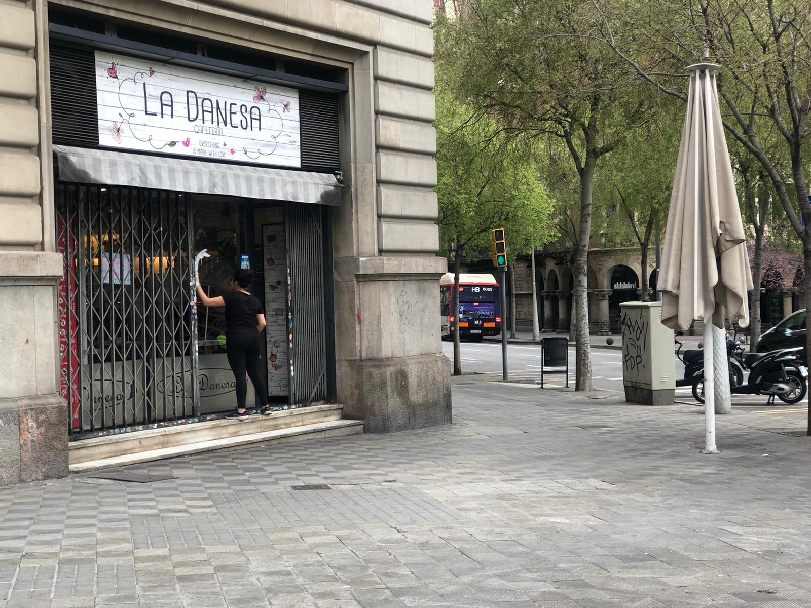 Primer matí de confinament a Catalunya: terrasses tancades i esmorzars take-away