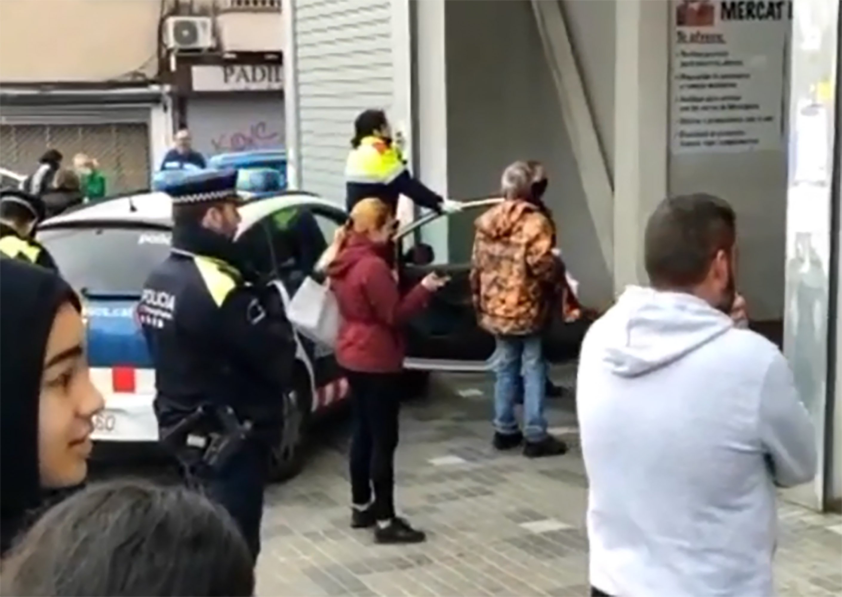 VÍDEO | Els Mossos han d'intervenir en un supermercat per ordenar la cua