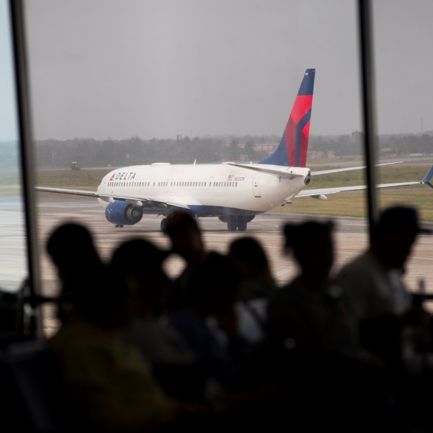 El PSC i Junts defensen ampliar l’aeroport del Prat i ERC hi vota en contra