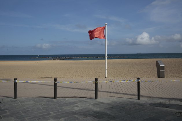 Coronavirus Barceloneta tancada buida bandera vermella - Sergi Alcazar