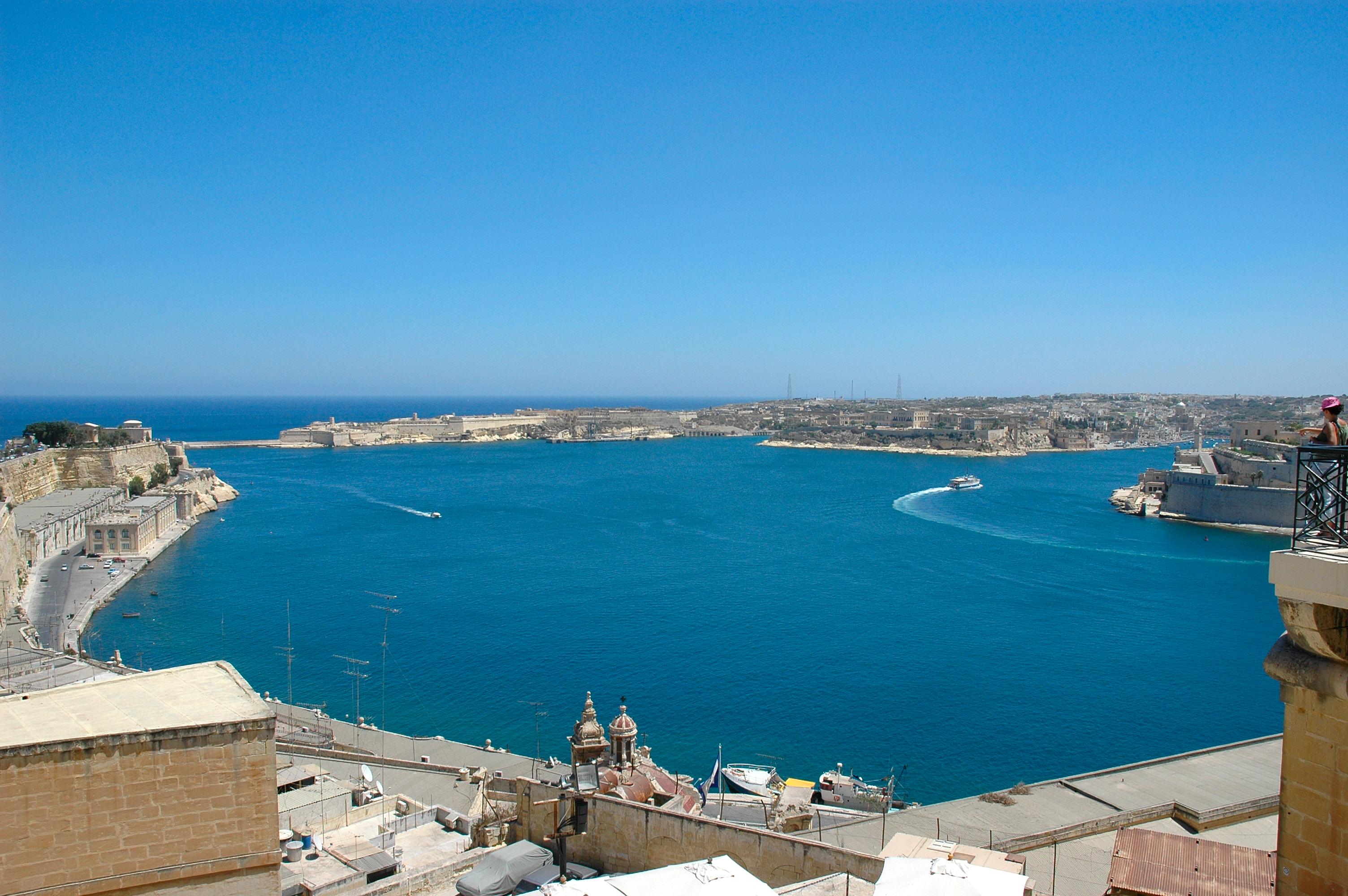 La embajada española repatría a un grupo atrapado en Malta por el Covid-19