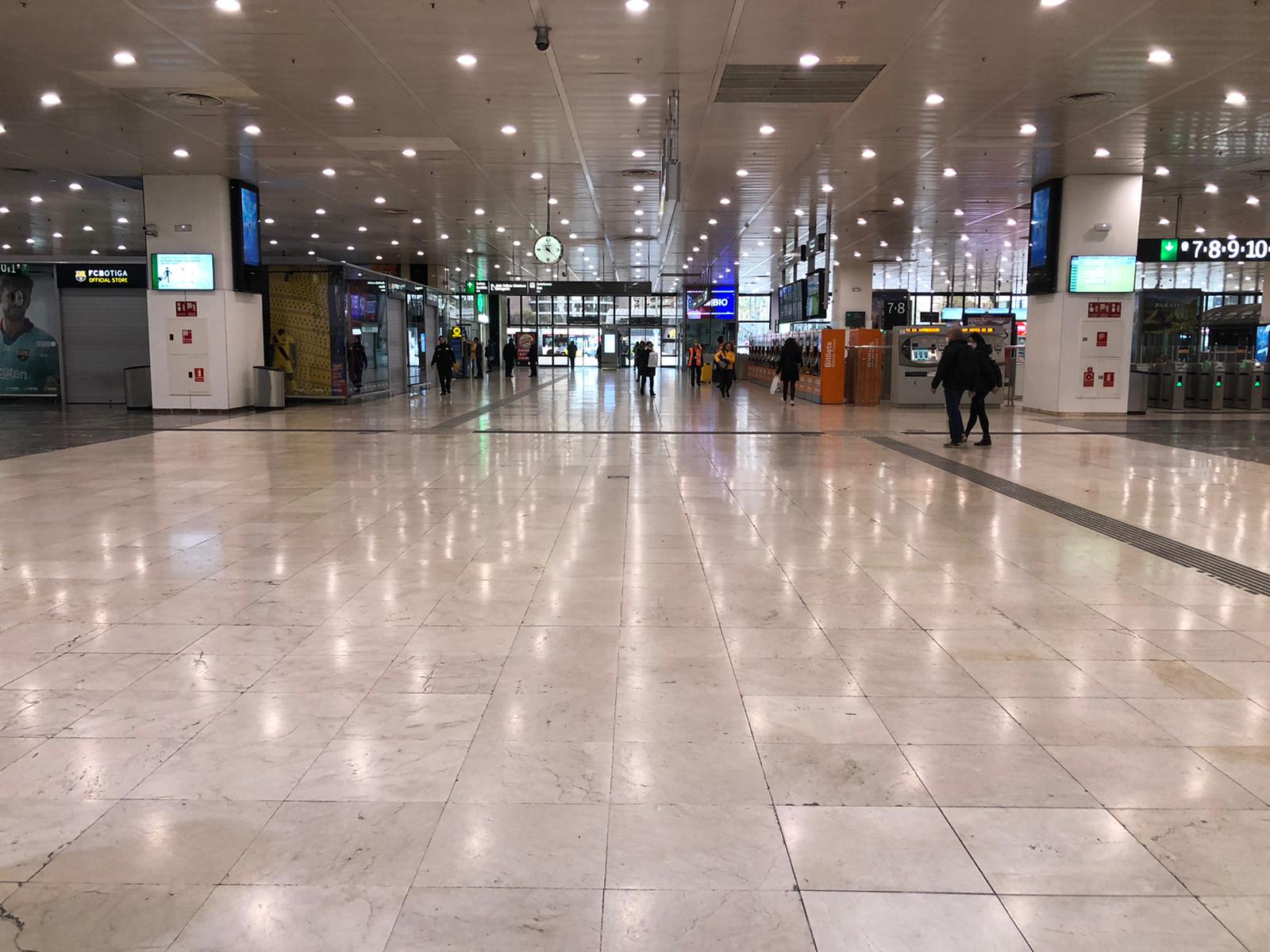 Coronavirus I El trànsit baixa un 55% i el transport públic un 80%