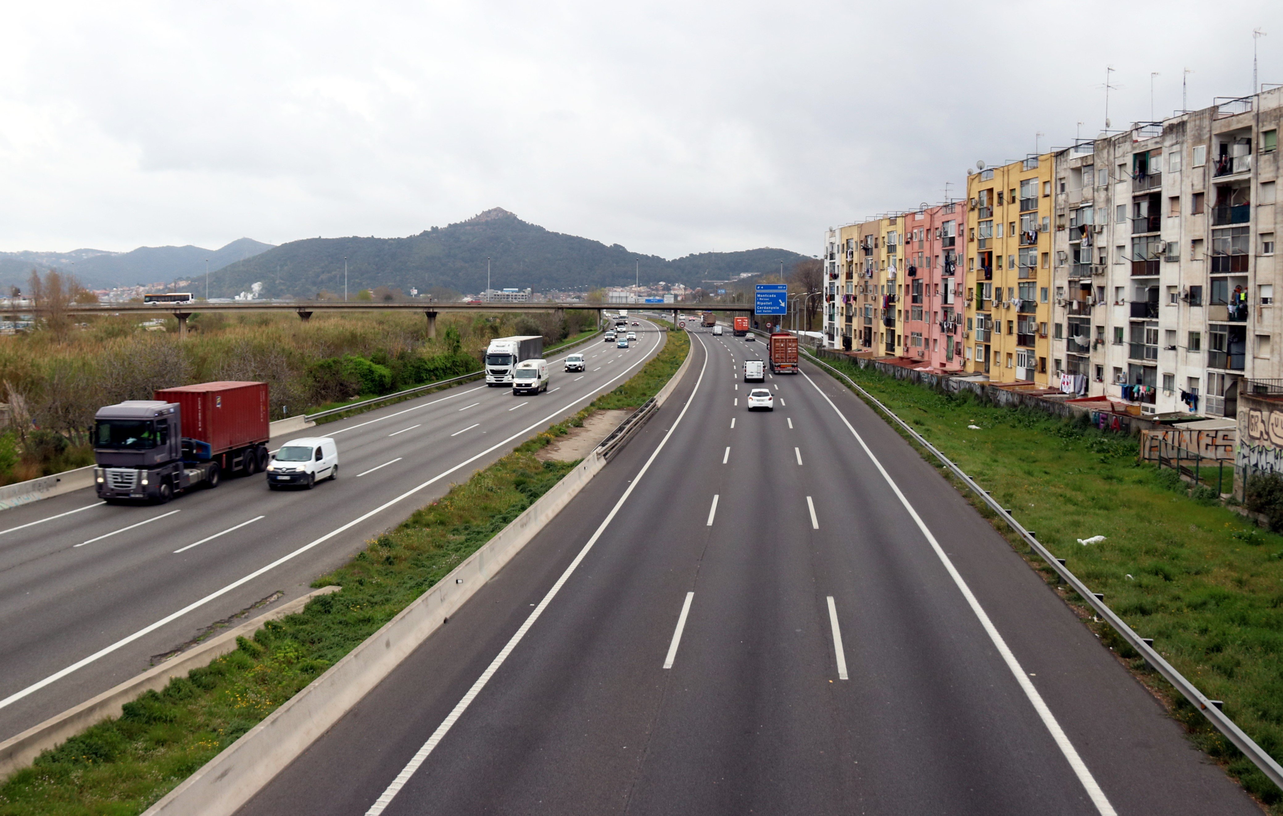El tráfico baja un 40% en los accesos al área metropolitana de Barcelona
