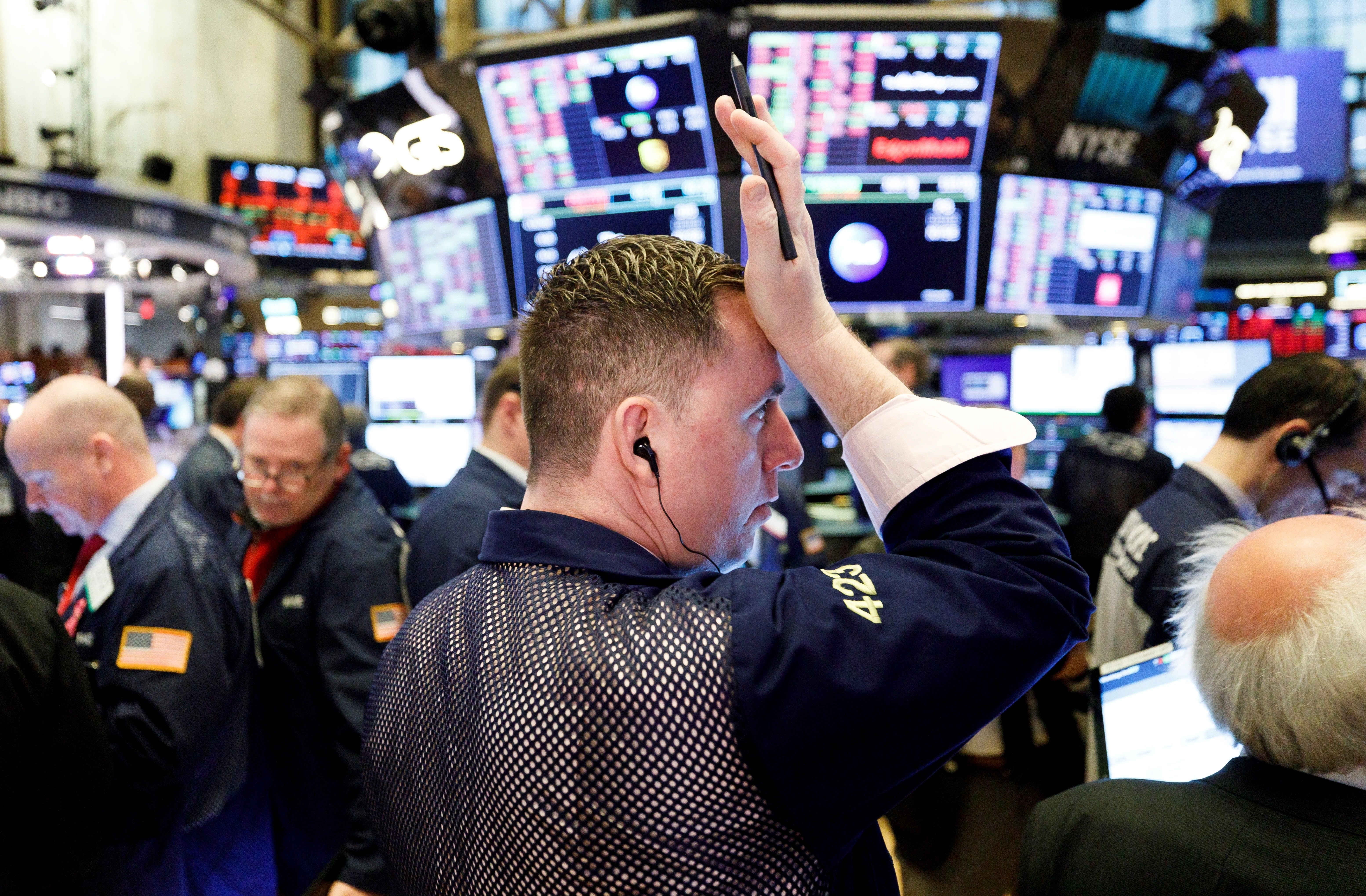 El Dow Jones se desploma 3.000 puntos en peor día de Wall Street desde 1987