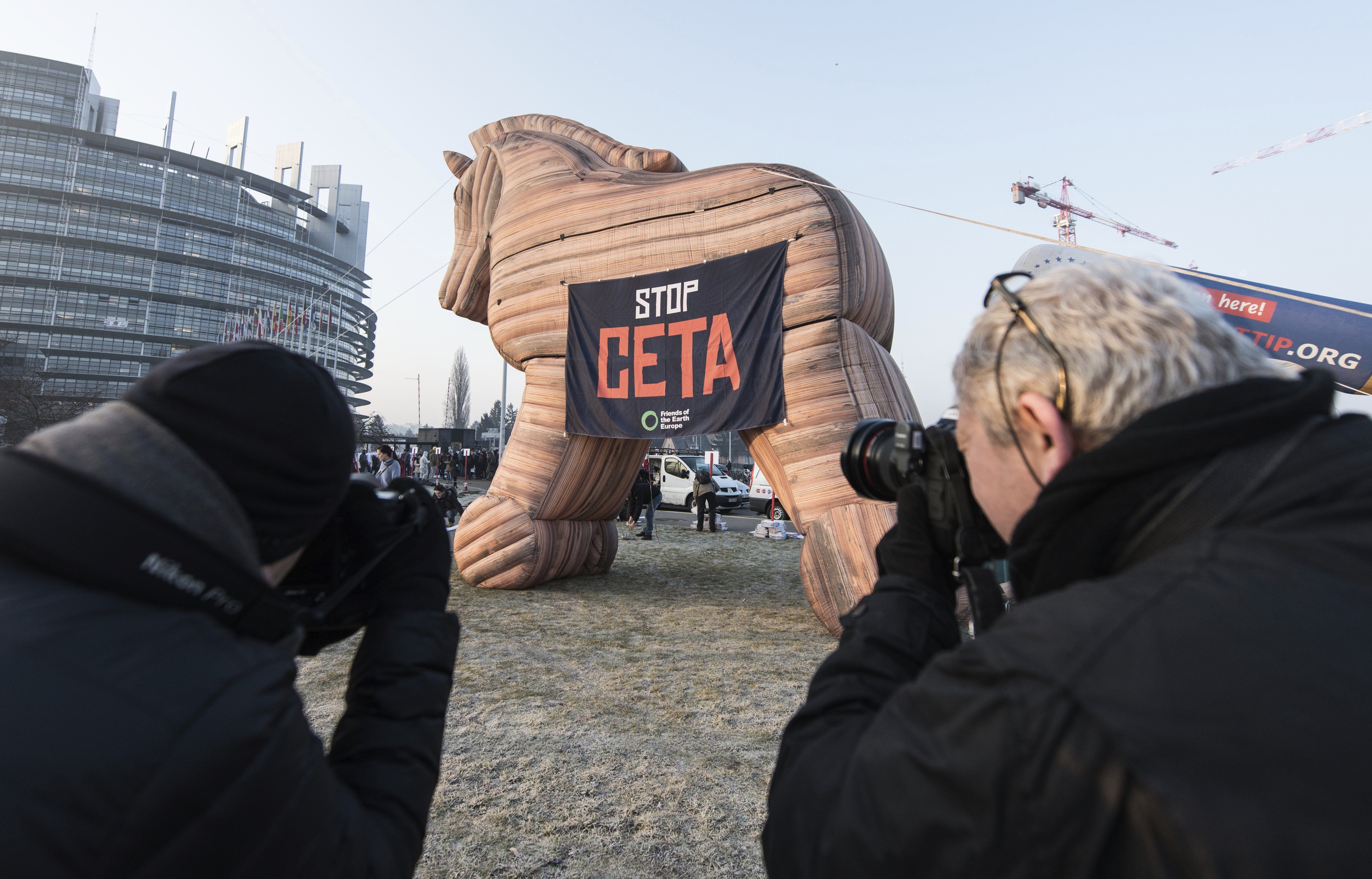 L'Eurocambra dóna llum verda al CETA