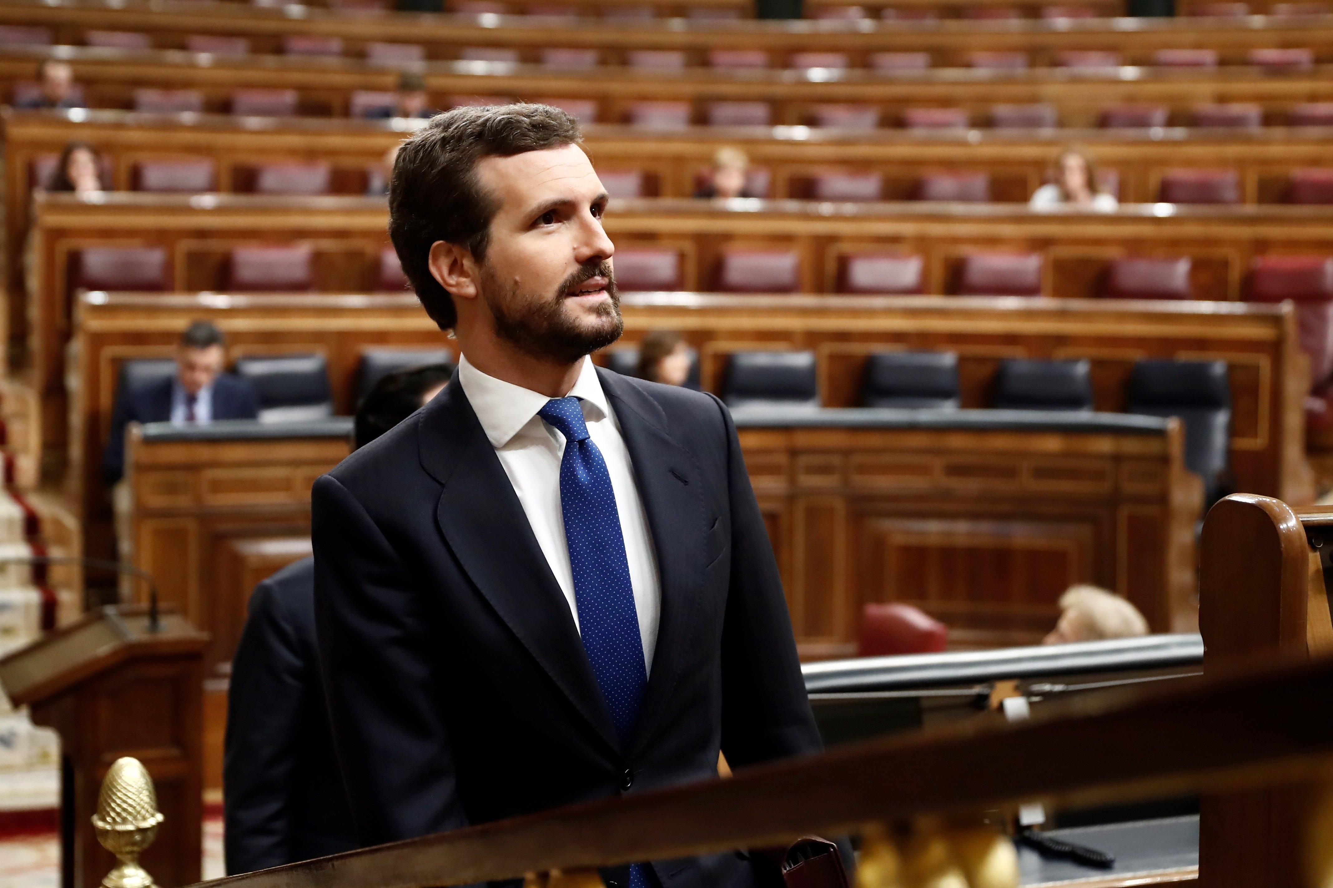 Casado se ofrece a Sánchez si fallan sus socios y pide el ejército en Catalunya