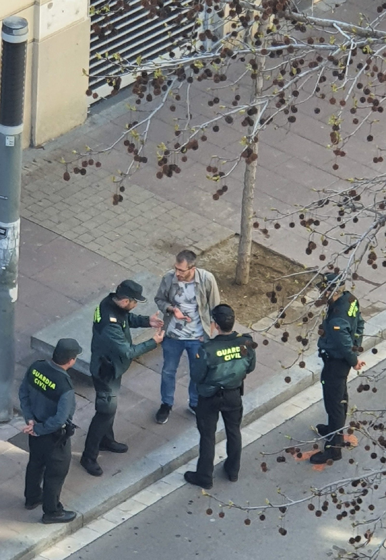 Civil Guards, in Catalonia due to coronavirus, charge man for speaking Catalan