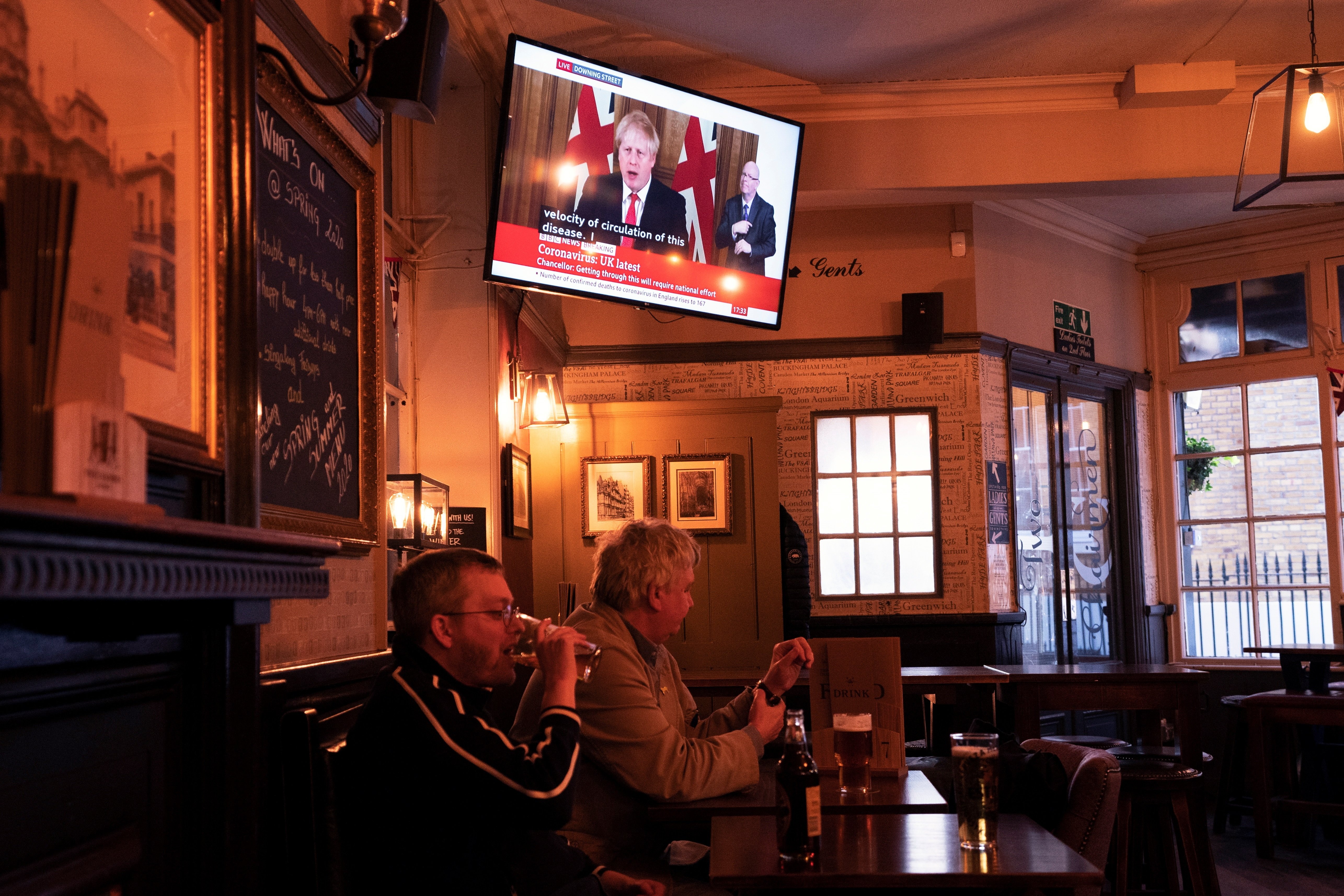 Johnson ordena el tancament de bars i locals d'oci al Regne Unit pel coronavirus