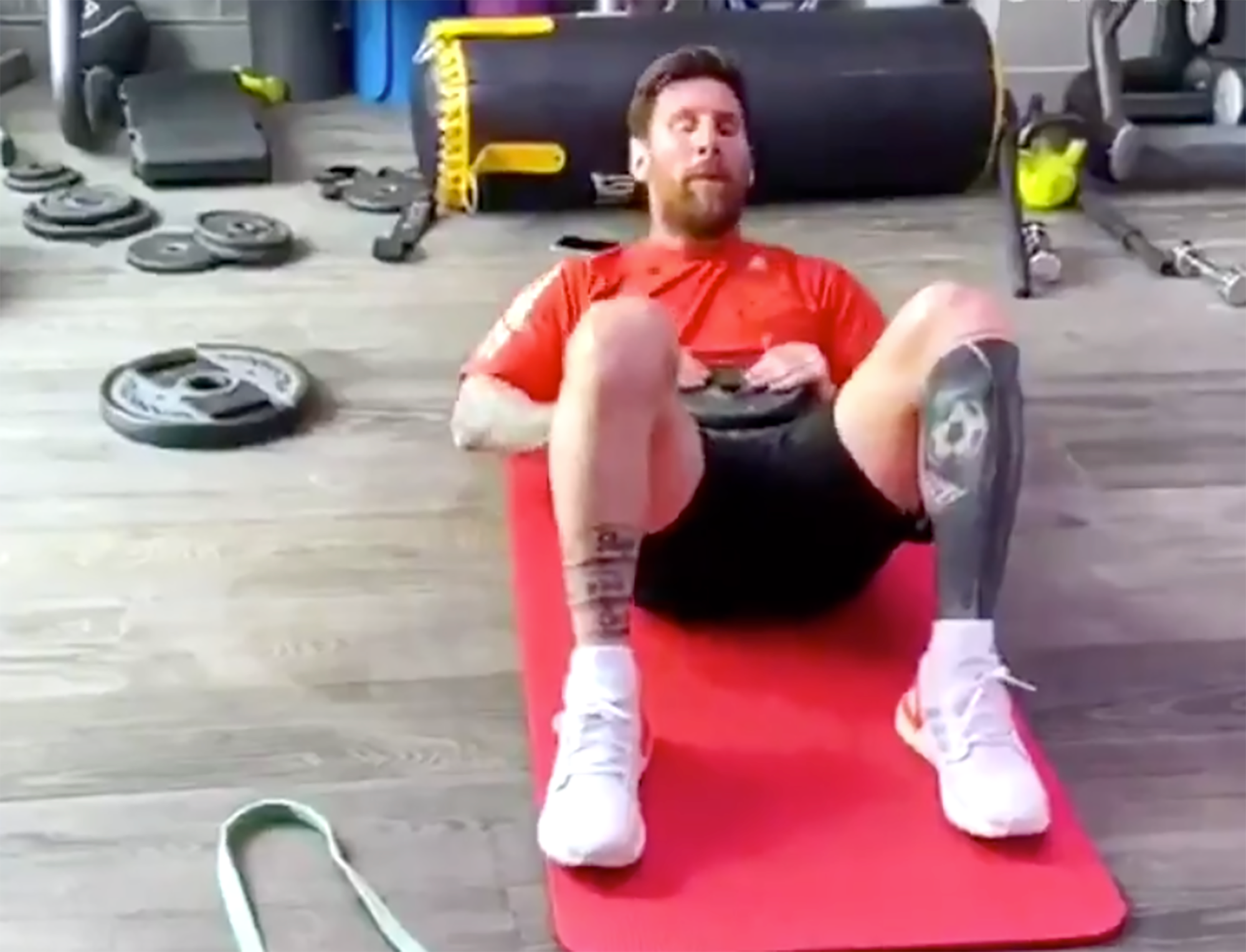Coronavirus | Messi no descansa en el gimnasio de casa (con acompañante especial)