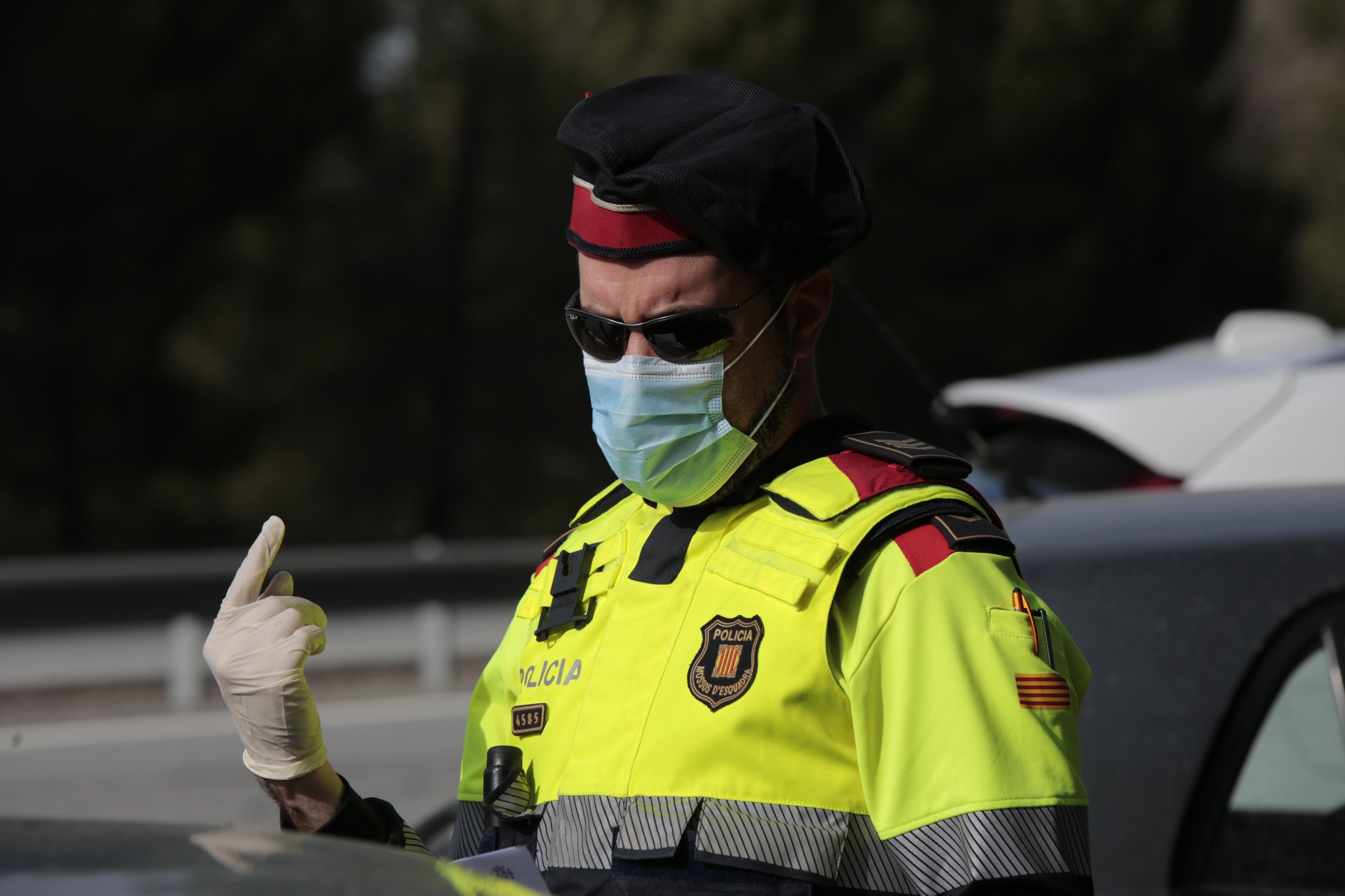 700 mossos confinados y 10 positivos de coronavirus