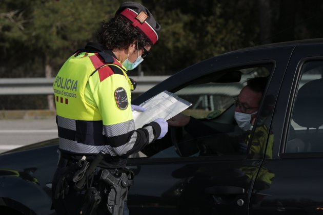 Control policial policia mossos d'esquadra permís treball justificant mascareta coronavirus - Sergi Alcàzar