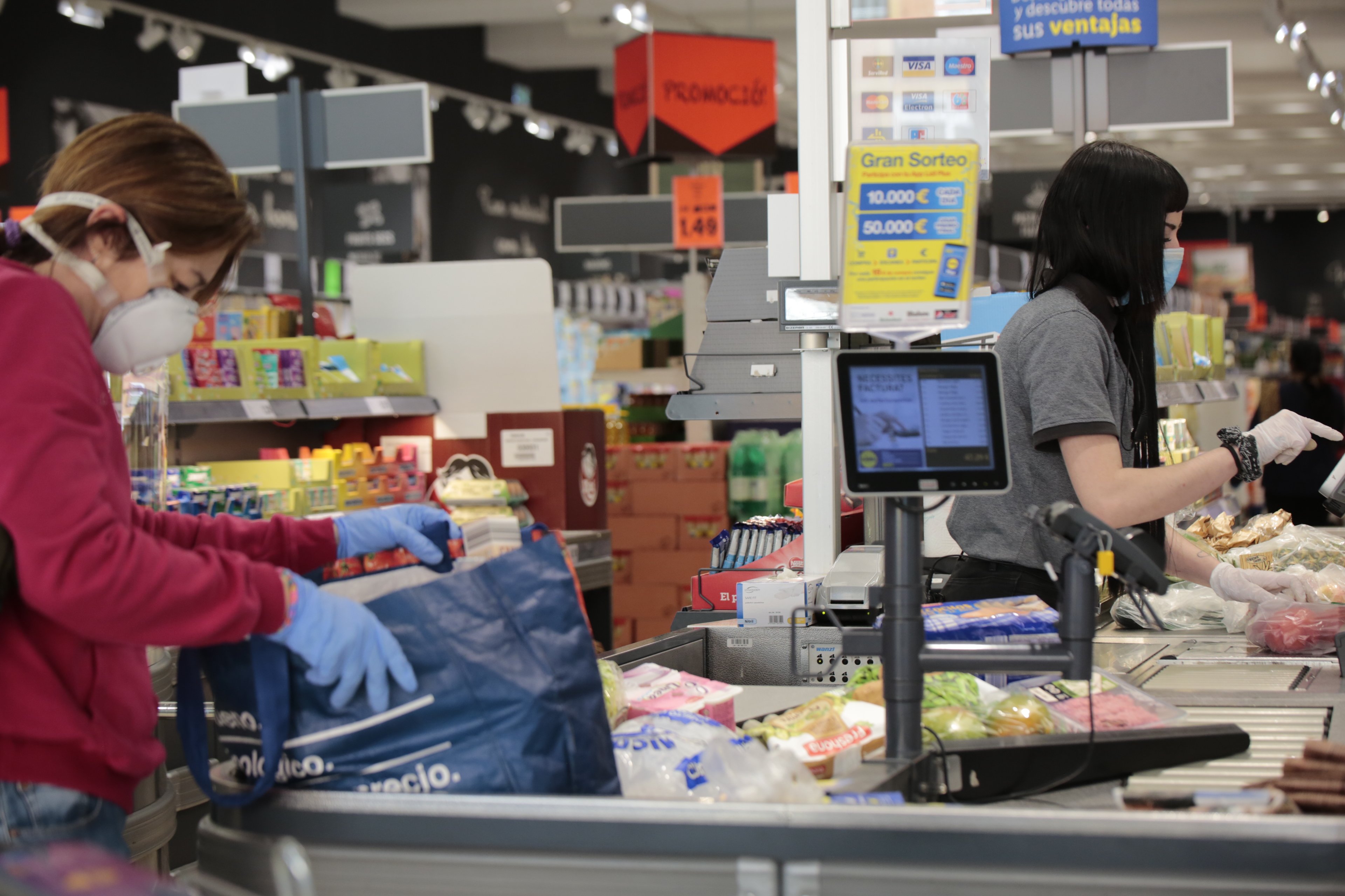 Coronavirus mascareta supermercat caixera lidl - Sergi Alcàzar