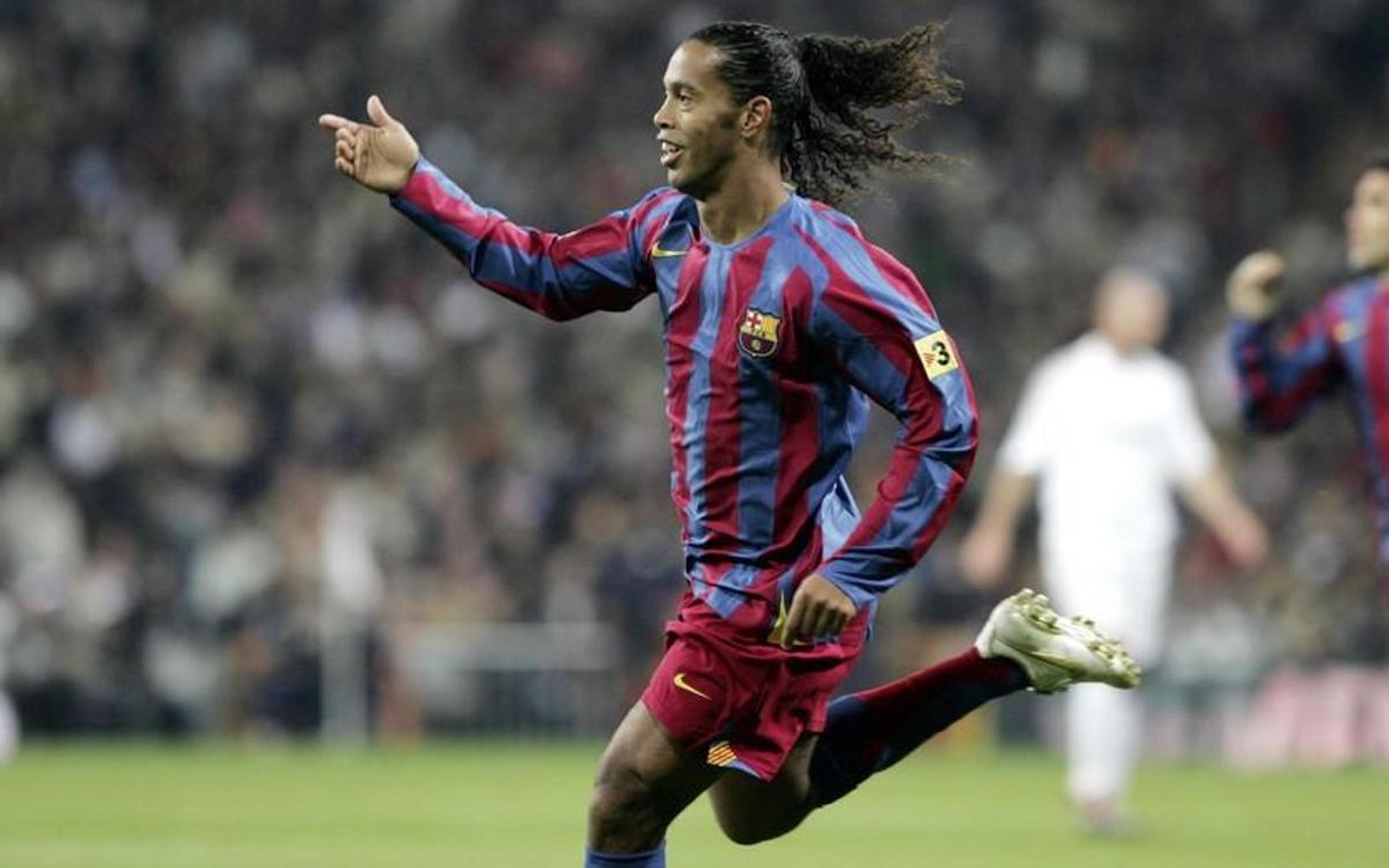 Ronaldinho compleix 40 anys: la decadència d'una llegenda empresonada