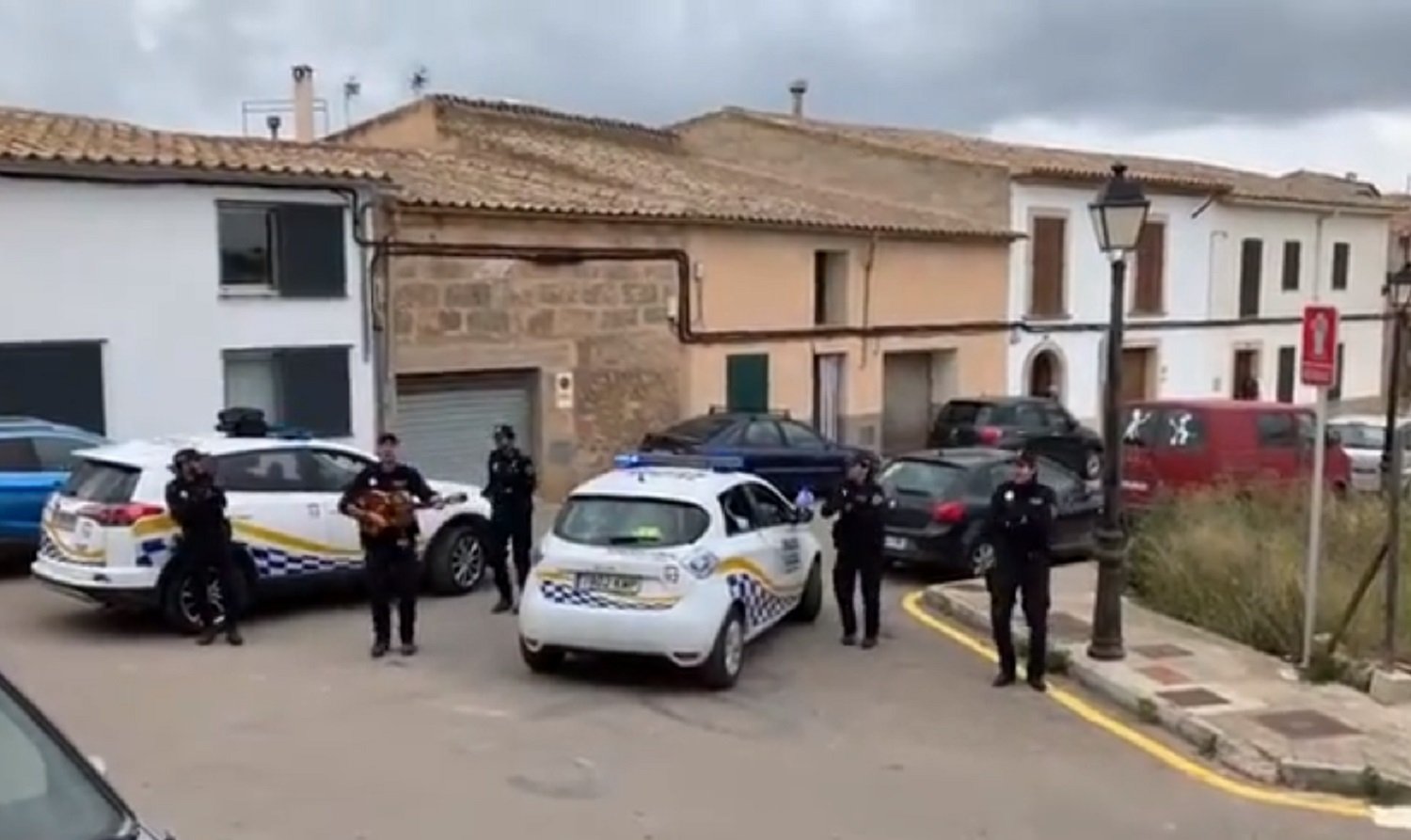 VÍDEO | La policia de Mallorca canta 'En Joan petit' per passar el coronavirus