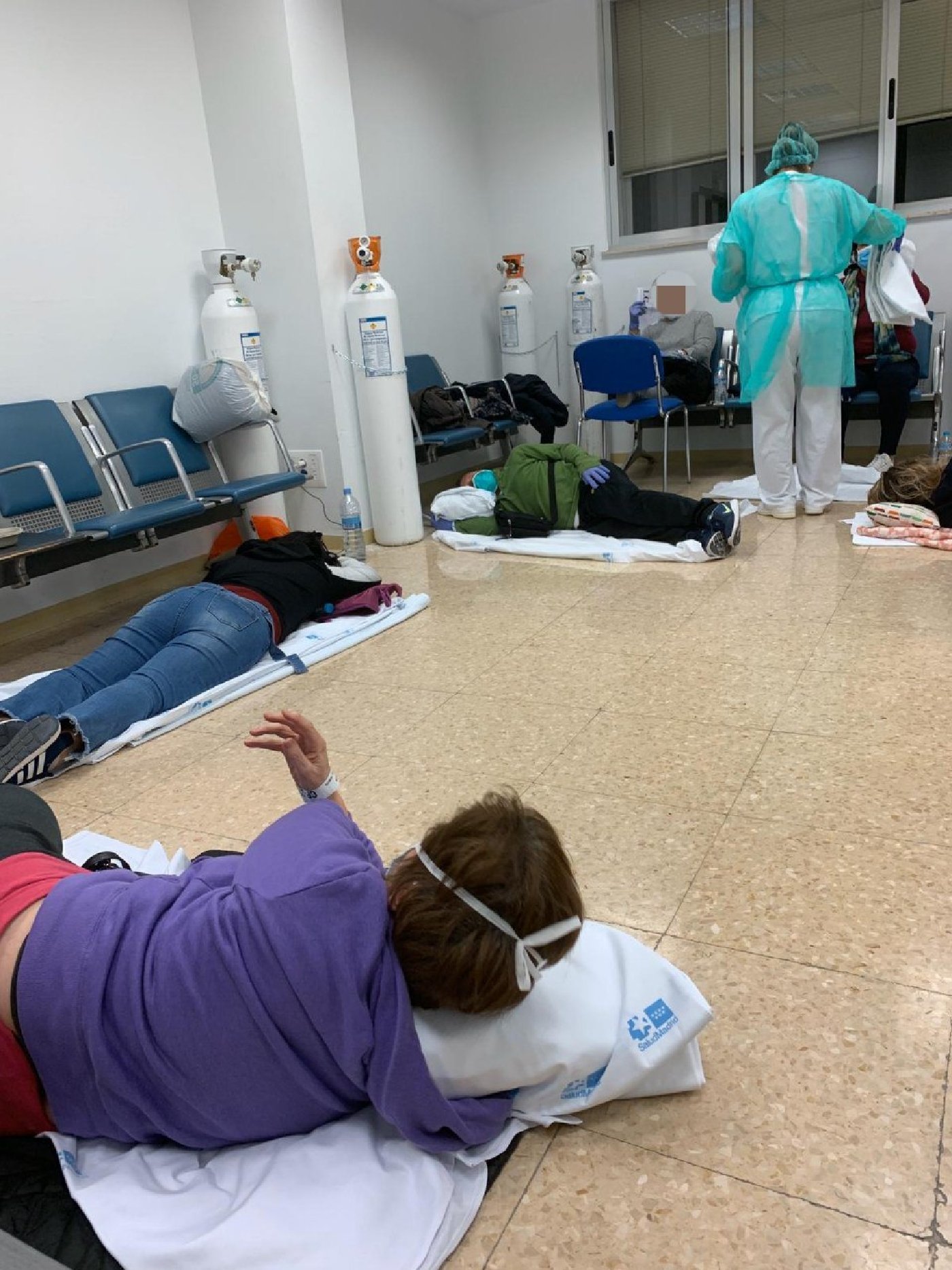 VÍDEO | Col·lapse total a l'hospital de Leganés: pacients dormint a terra