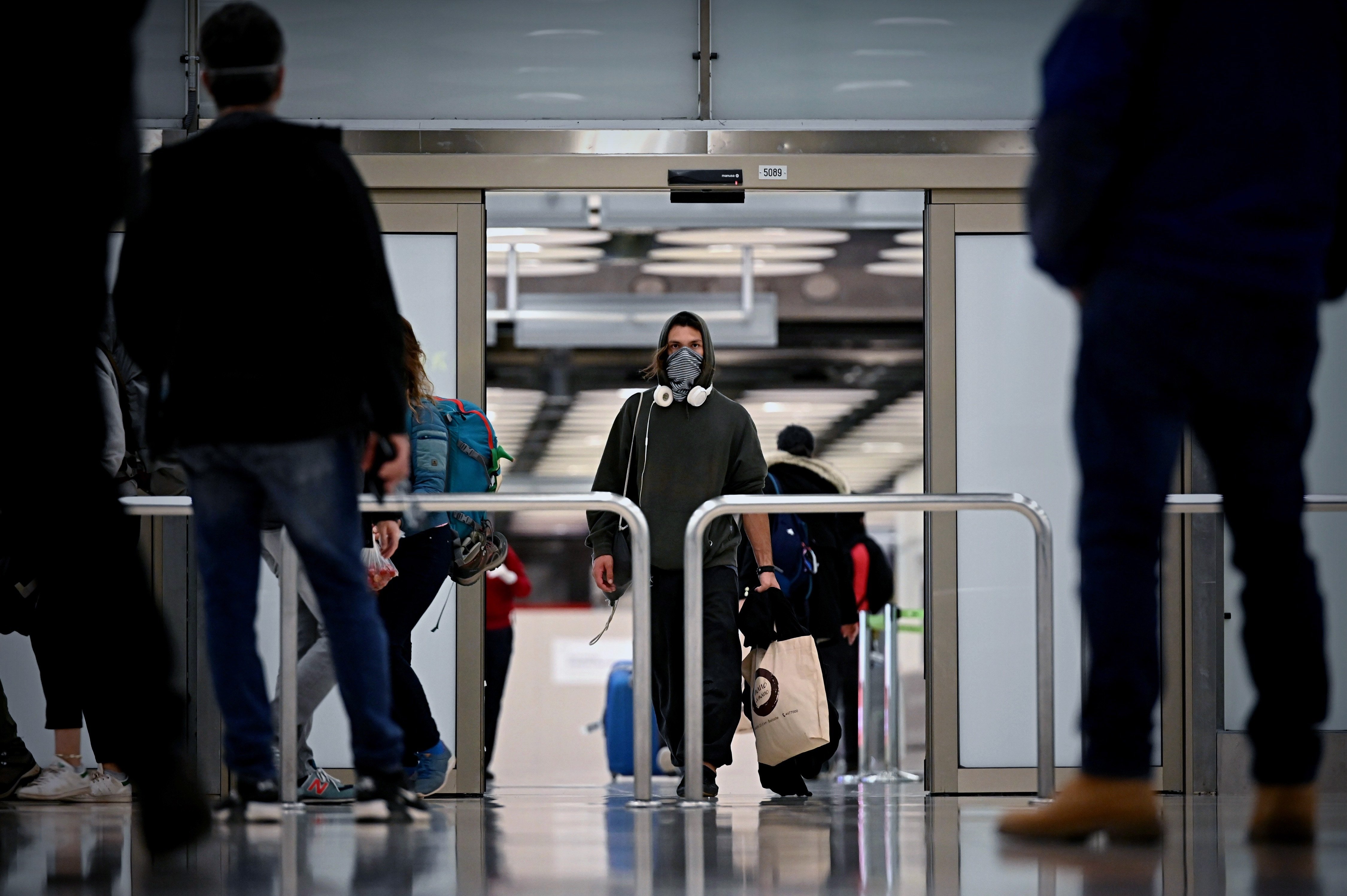 España detecta 96 casos de coronavirus importados por viajeros en el último mes