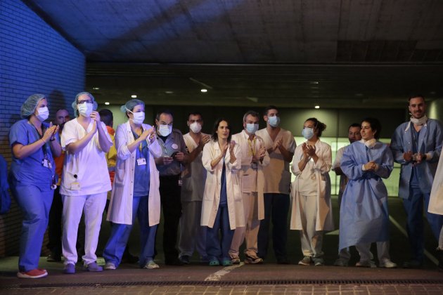 médicos enfermeros aplausos hospital santo paz - Sergi Alcàzar