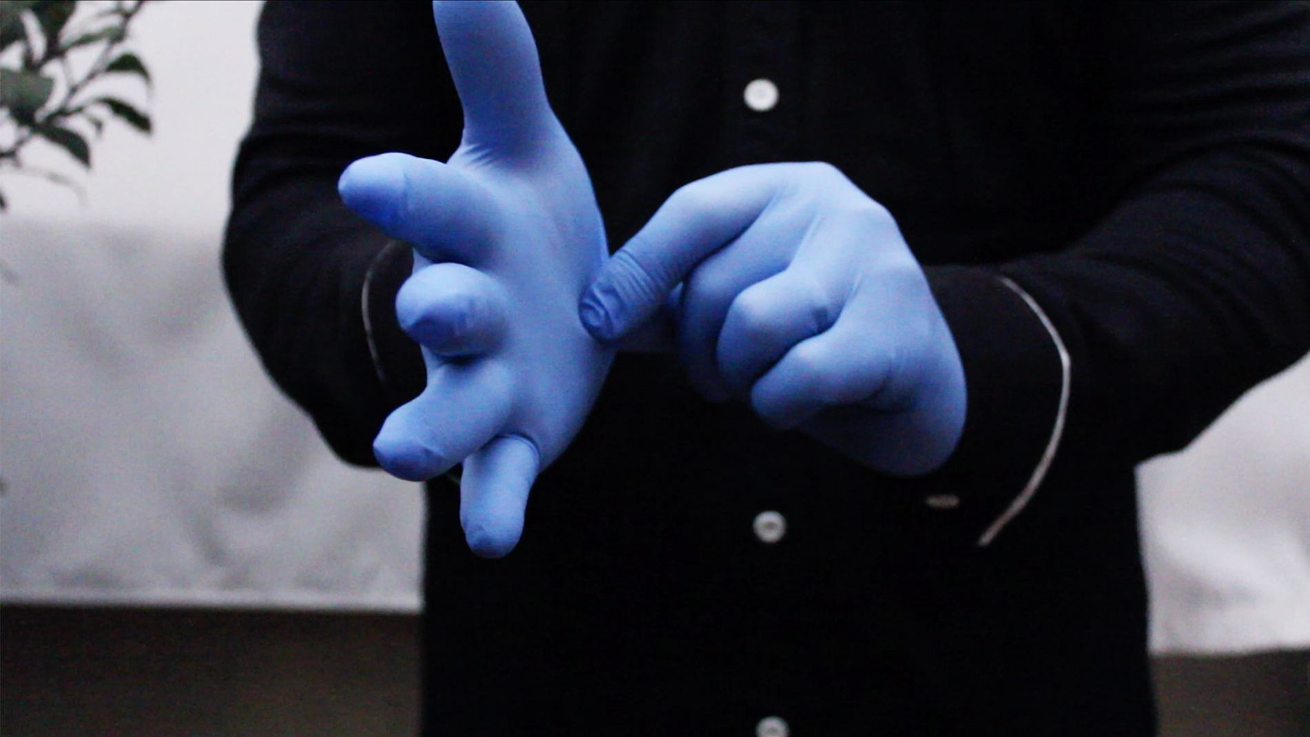 VÍDEO | ¿Cómo desinfectarse las manos y quitarse los guantes?