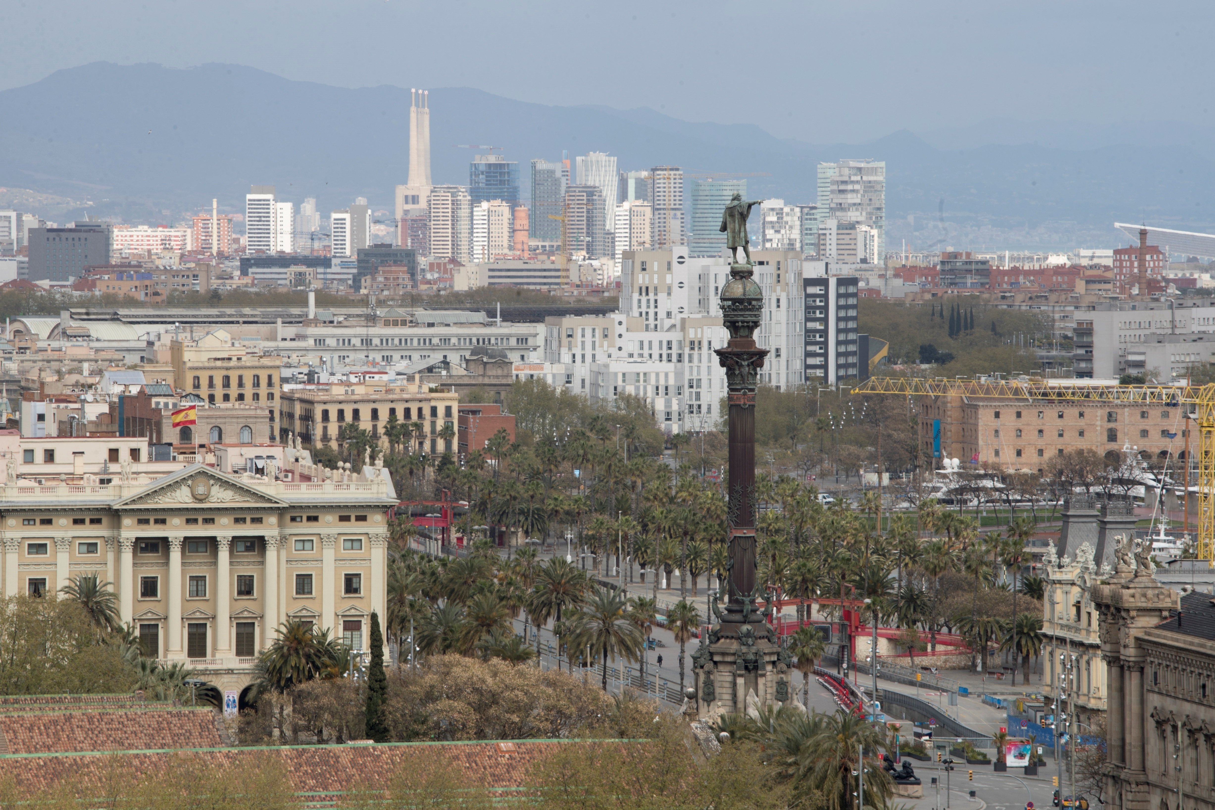 Barcelona creates "safe walking routes": parks open and pavements are widened