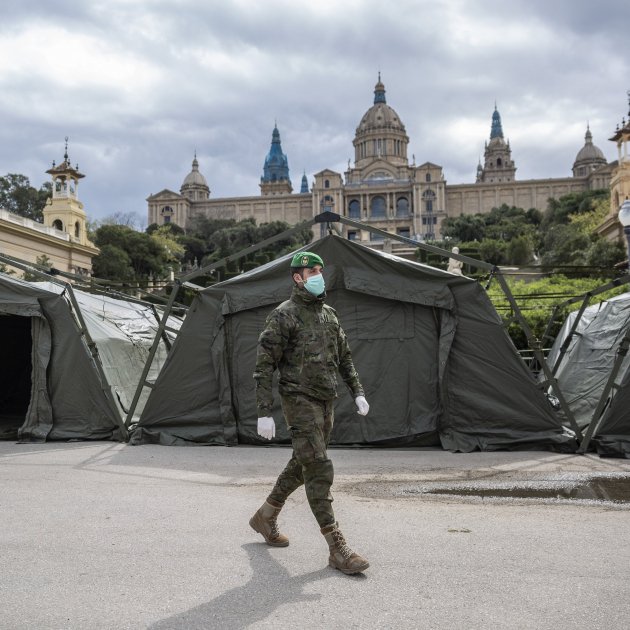 Coronavirus Militars exercit MNAC Plaça espanya instalacio creu roja sense sostre vulnerables - Sergi Alcazar