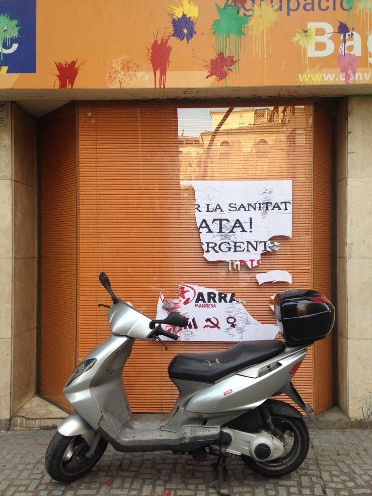 Rocían de pintura la sede del PDeCAT en Manresa y estampan un cartel de Arran