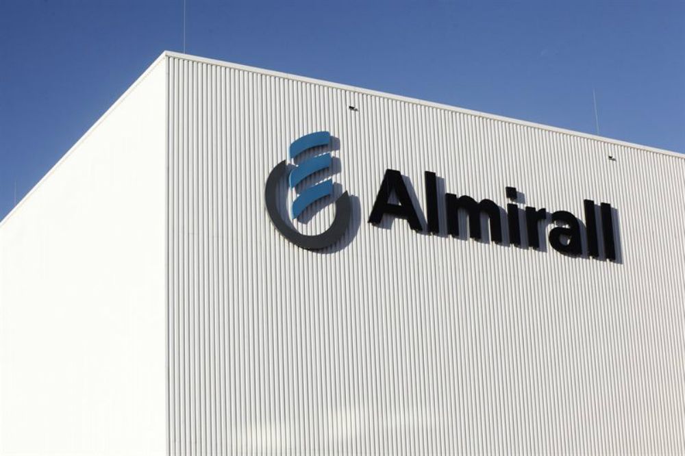 Almirall reduce a la mitad sus beneficios "acorde con sus expectativas"