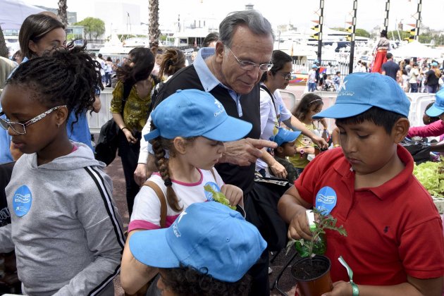 Isidro Fainé con niños de CaixaProinfancia 2 (1)