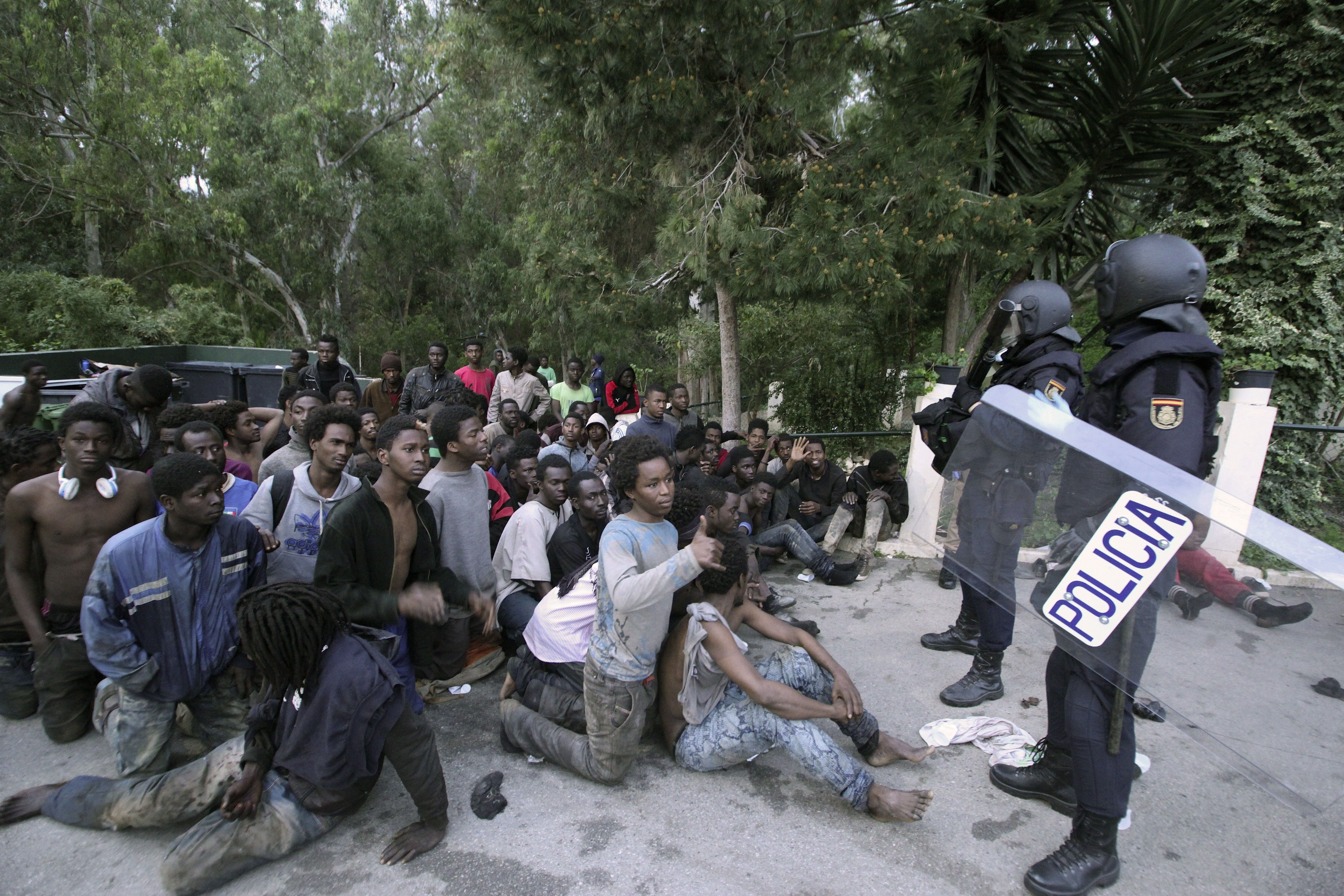 Uns 500 immigrants accedeixen a Ceuta en un assalt massiu a la tanca