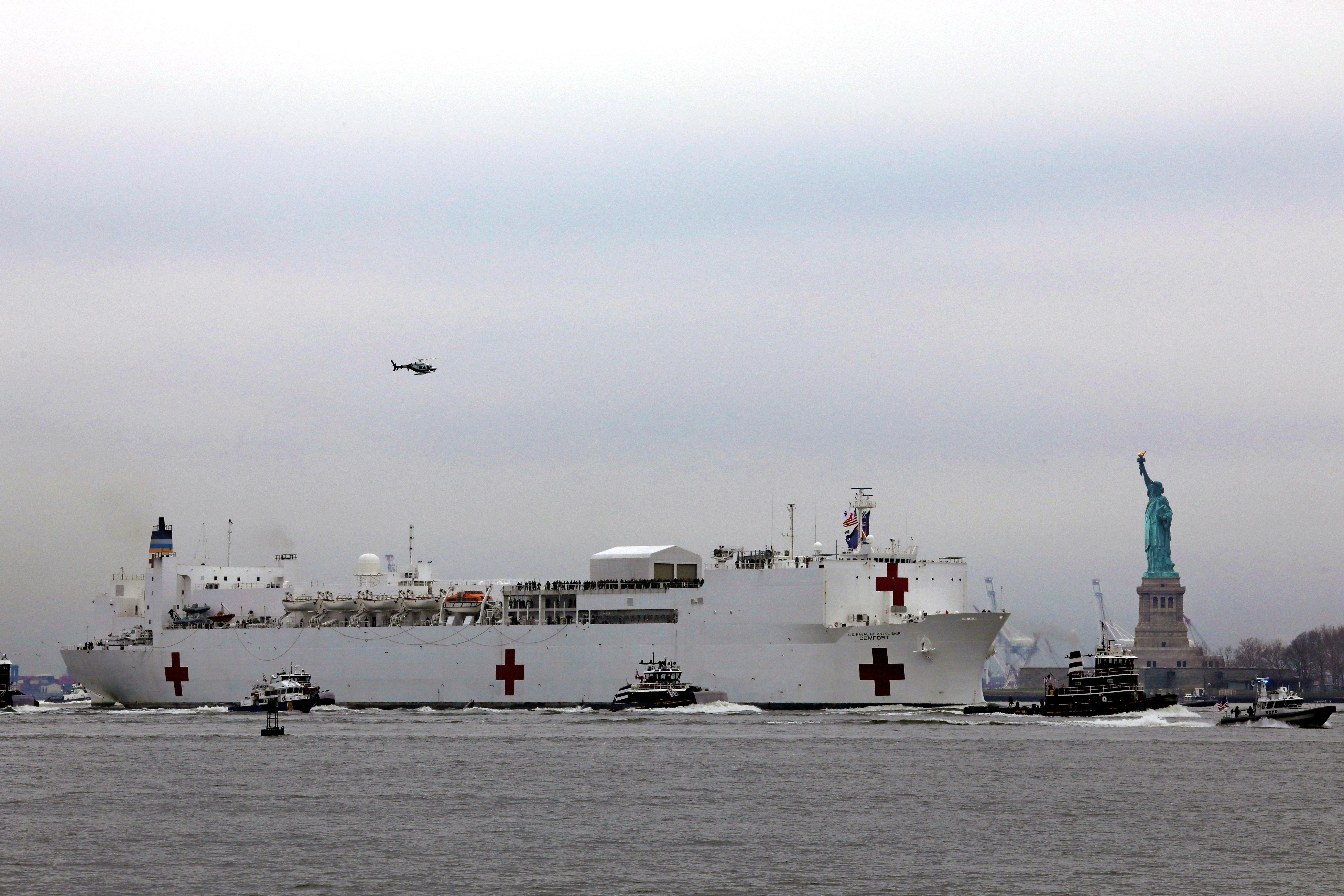 Arriba un vaixell hospital a Nova York per lluitar contra el coronavirus
