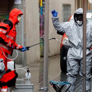 coronavirus bombers desinfecten carrer barcelona   efe