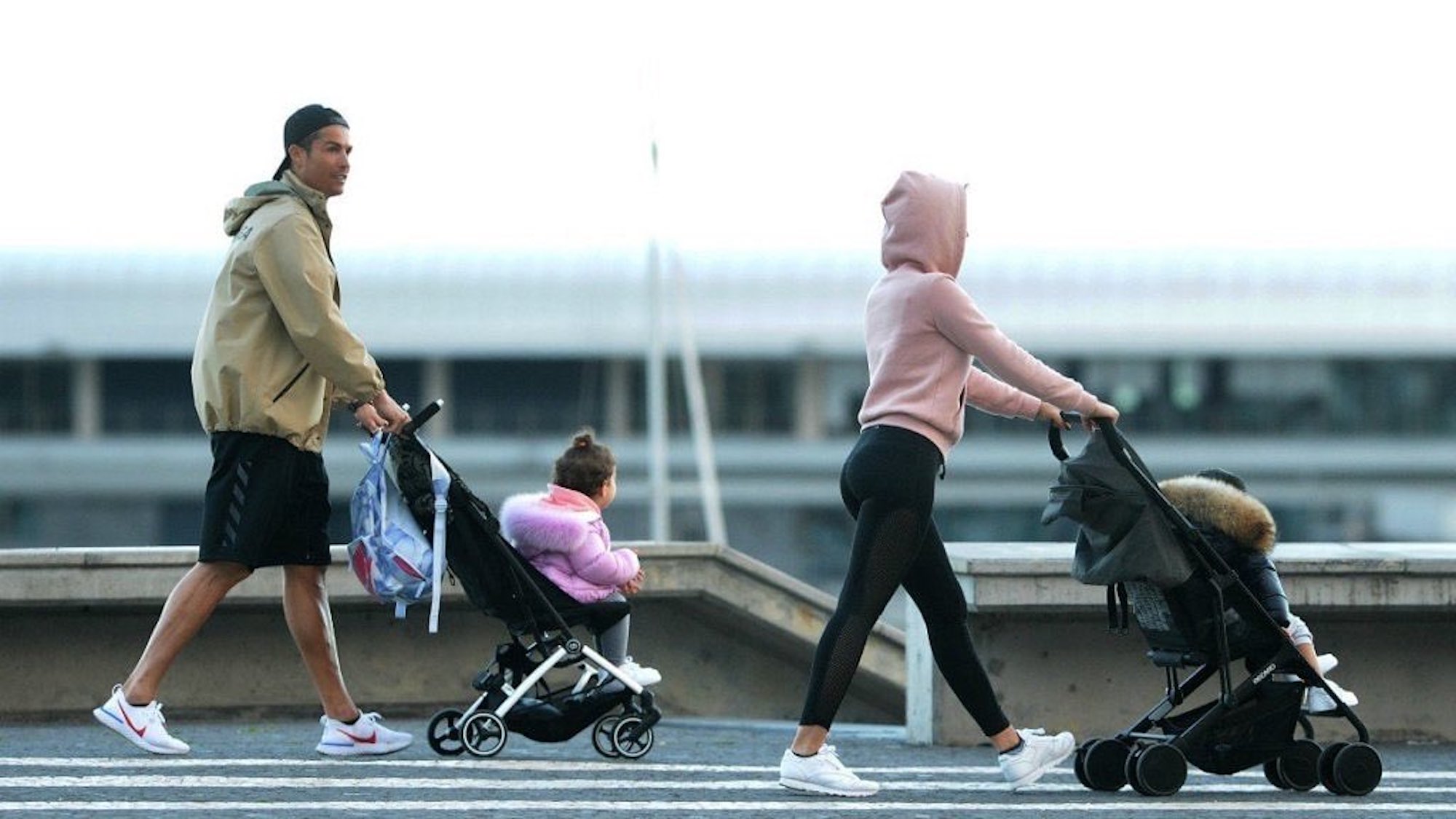 Cristiano Ronaldo no respeta el confinamiento y sale a pasear a la calle