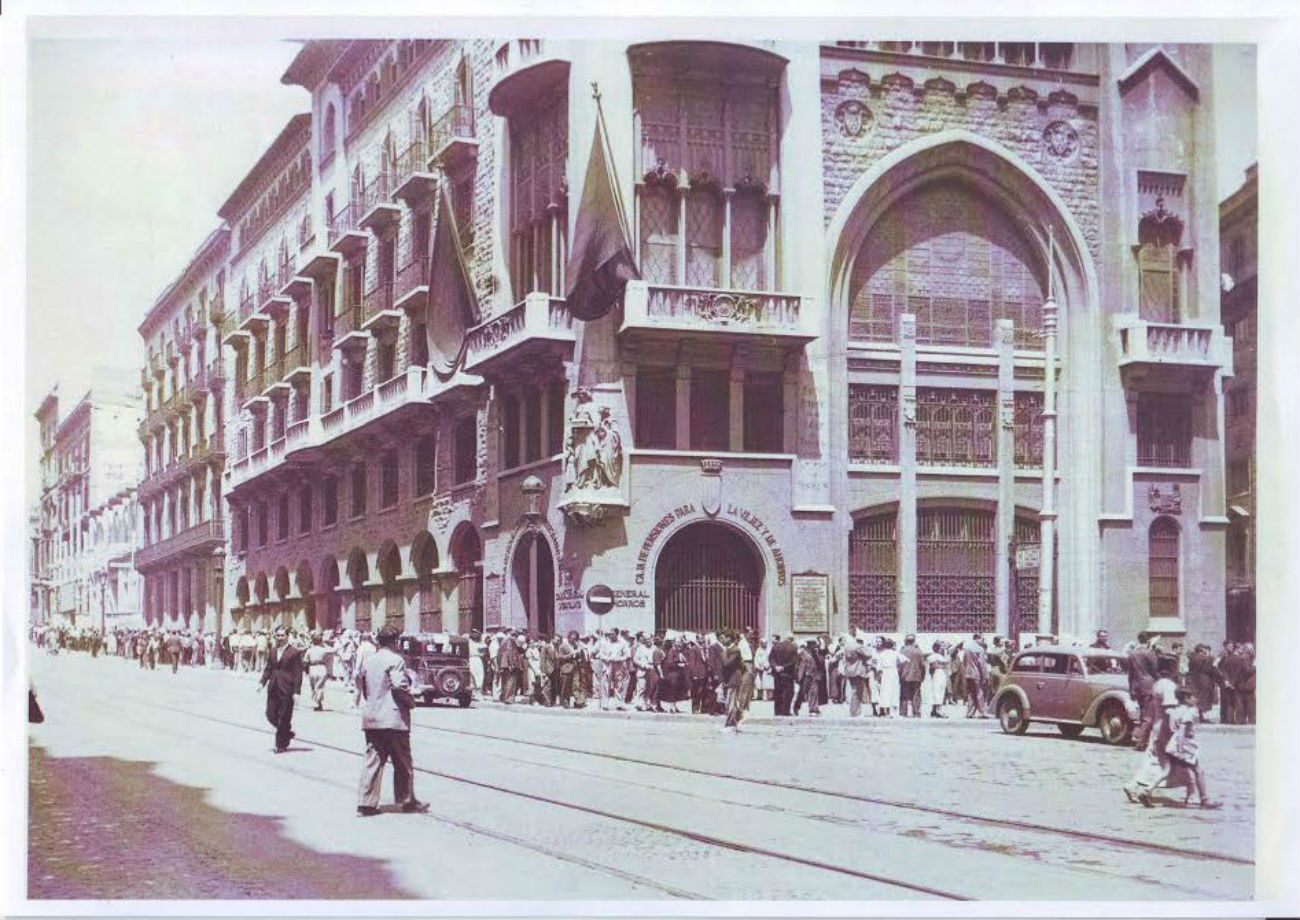 El edificio de La Caixa de la Via Laietana recupera las históricas inscripciones en catalán