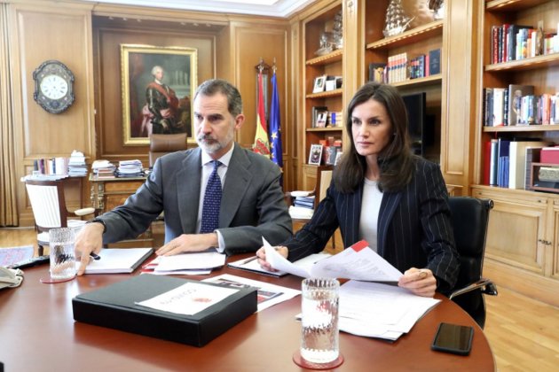 FELIPE VI  EN TIEMPOS DEL CORONAVIRUS - Página 3 Foto-despatx-felip-i-leticia2_15_630x420