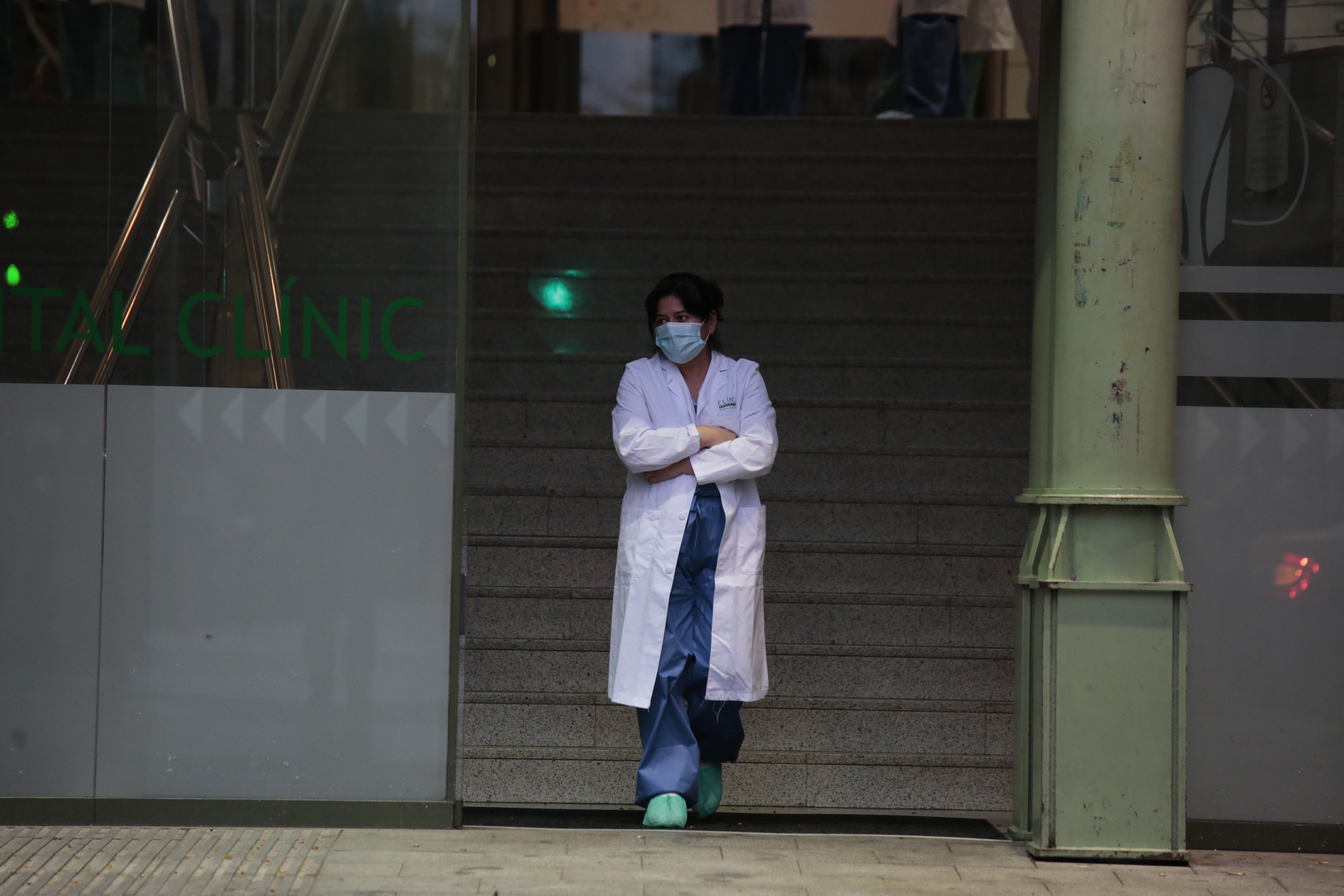 El Hospital Clínic recupera las mascarillas por el aumento de casos de covid-19