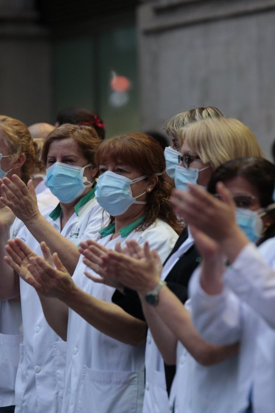 Coronavirus mascareta infermera Hospital Clinic Sanitaris aplaudiments- Sergi Alcàzar